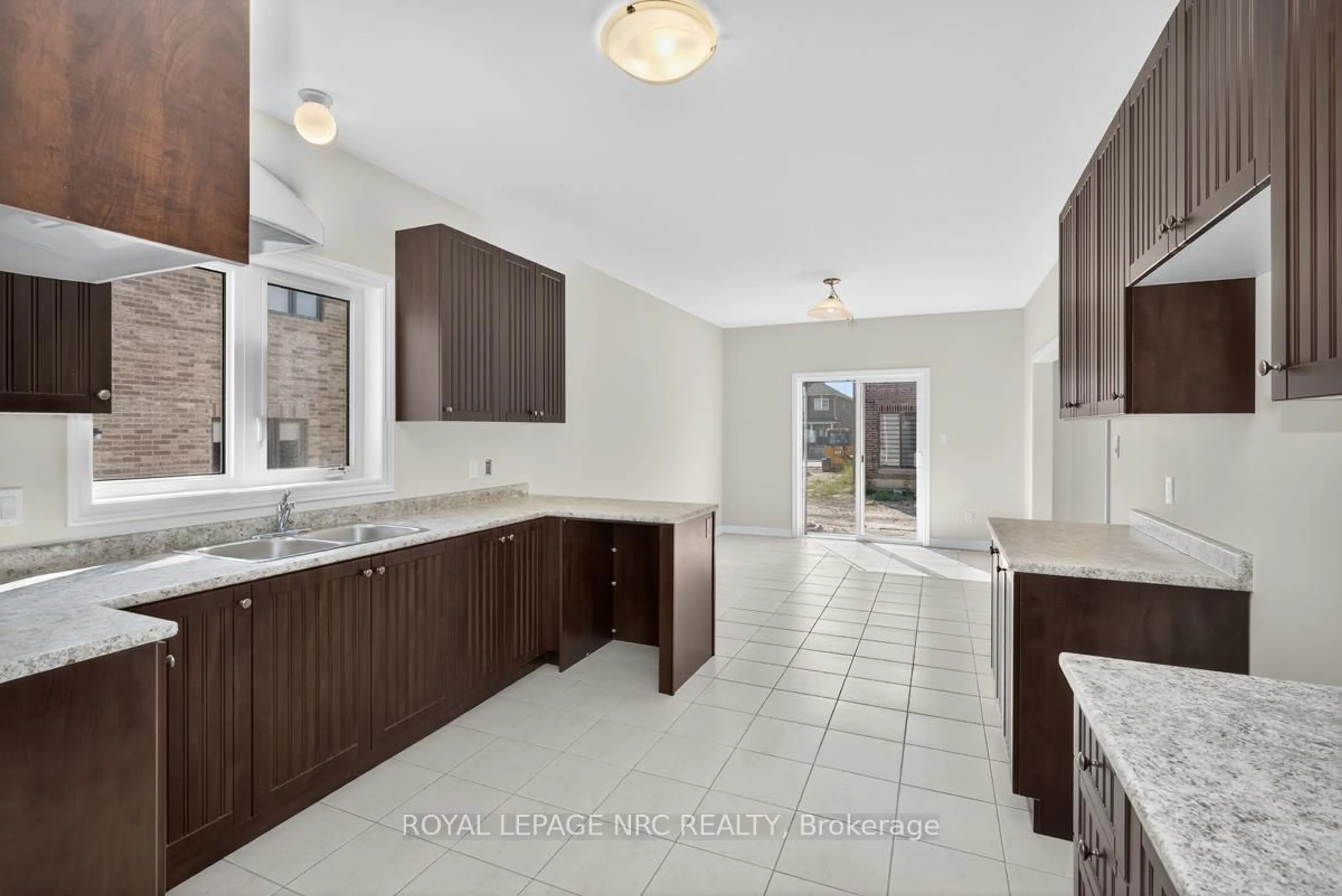 Open concept kitchen, ceramic/tile floor for 49 HUNTSWORTH Ave, Thorold Ontario L2V 0N2