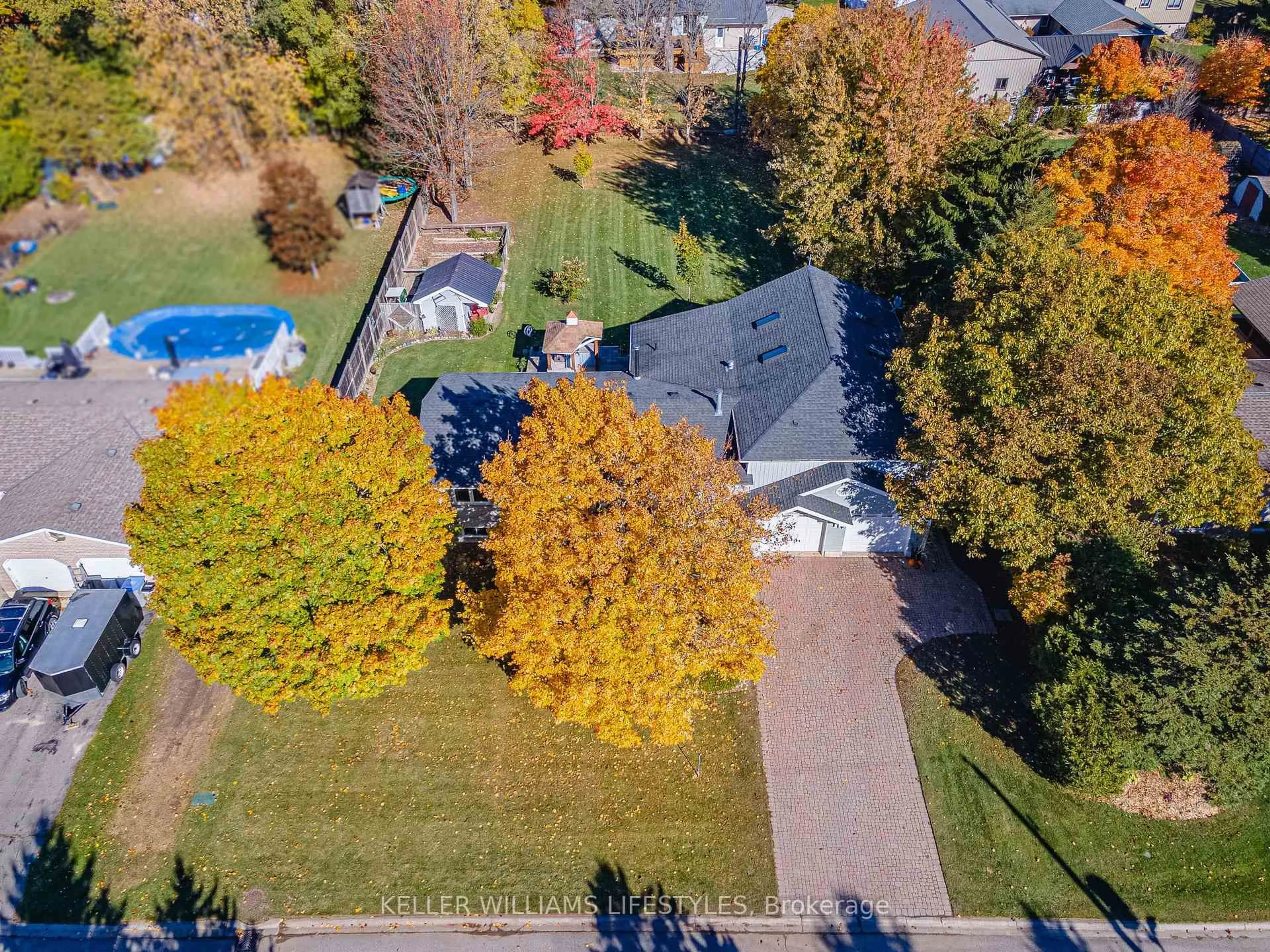 A pic from outside/outdoor area/front of a property/back of a property/a pic from drone, unknown for 11 Hawthorn Cres, North Middlesex Ontario N0M 1A0