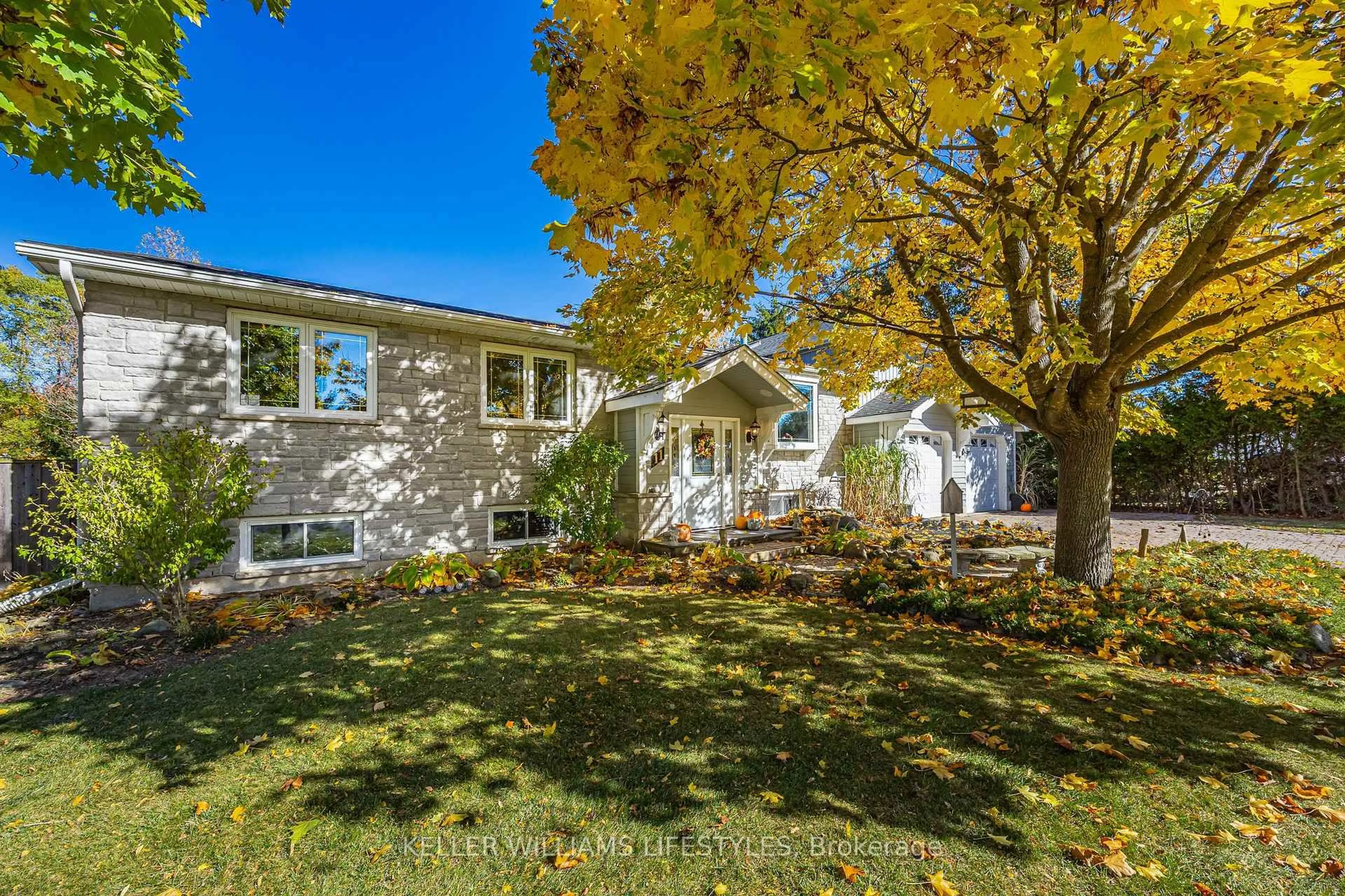 A pic from outside/outdoor area/front of a property/back of a property/a pic from drone, street for 11 Hawthorn Cres, North Middlesex Ontario N0M 1A0