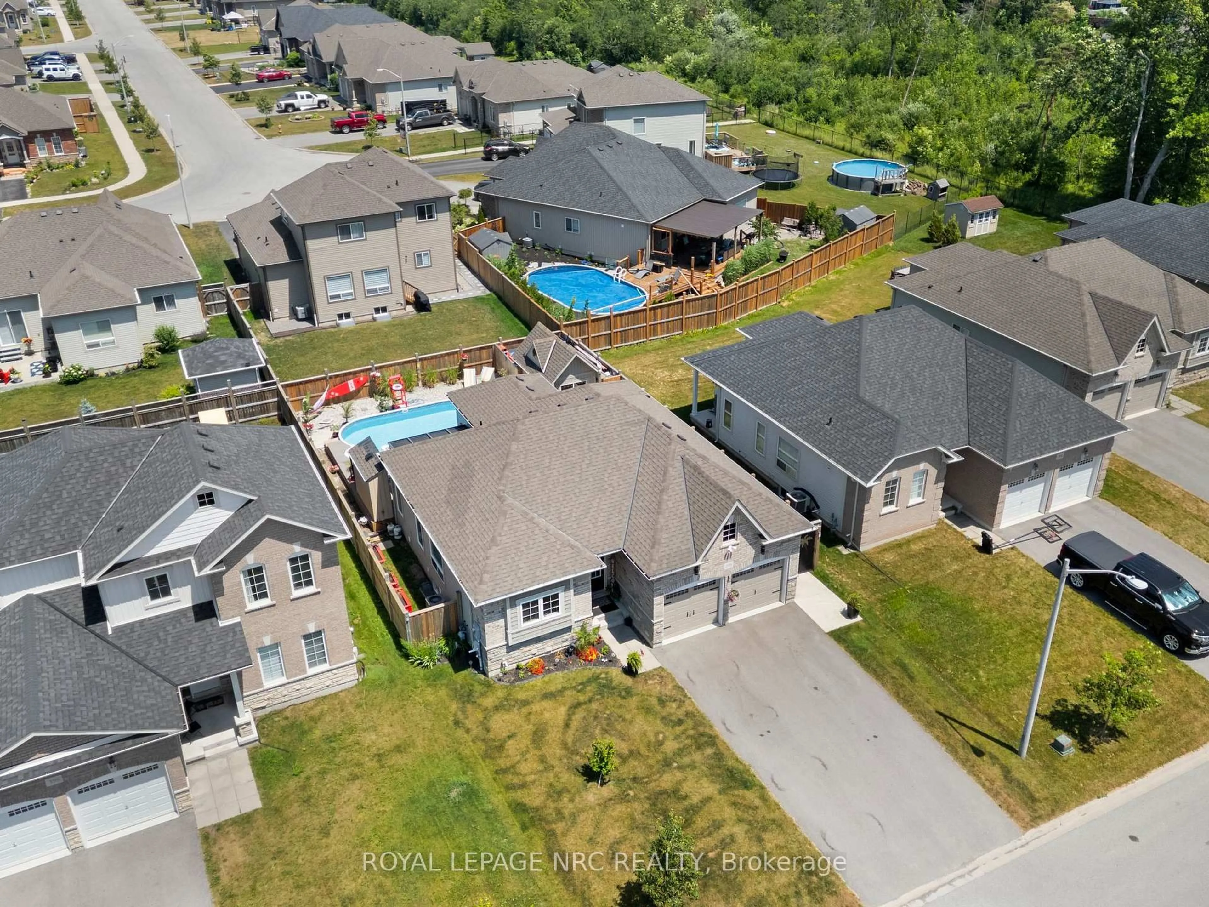 A pic from outside/outdoor area/front of a property/back of a property/a pic from drone, unknown for 396 Brady Crt, Fort Erie Ontario L2A 1N1