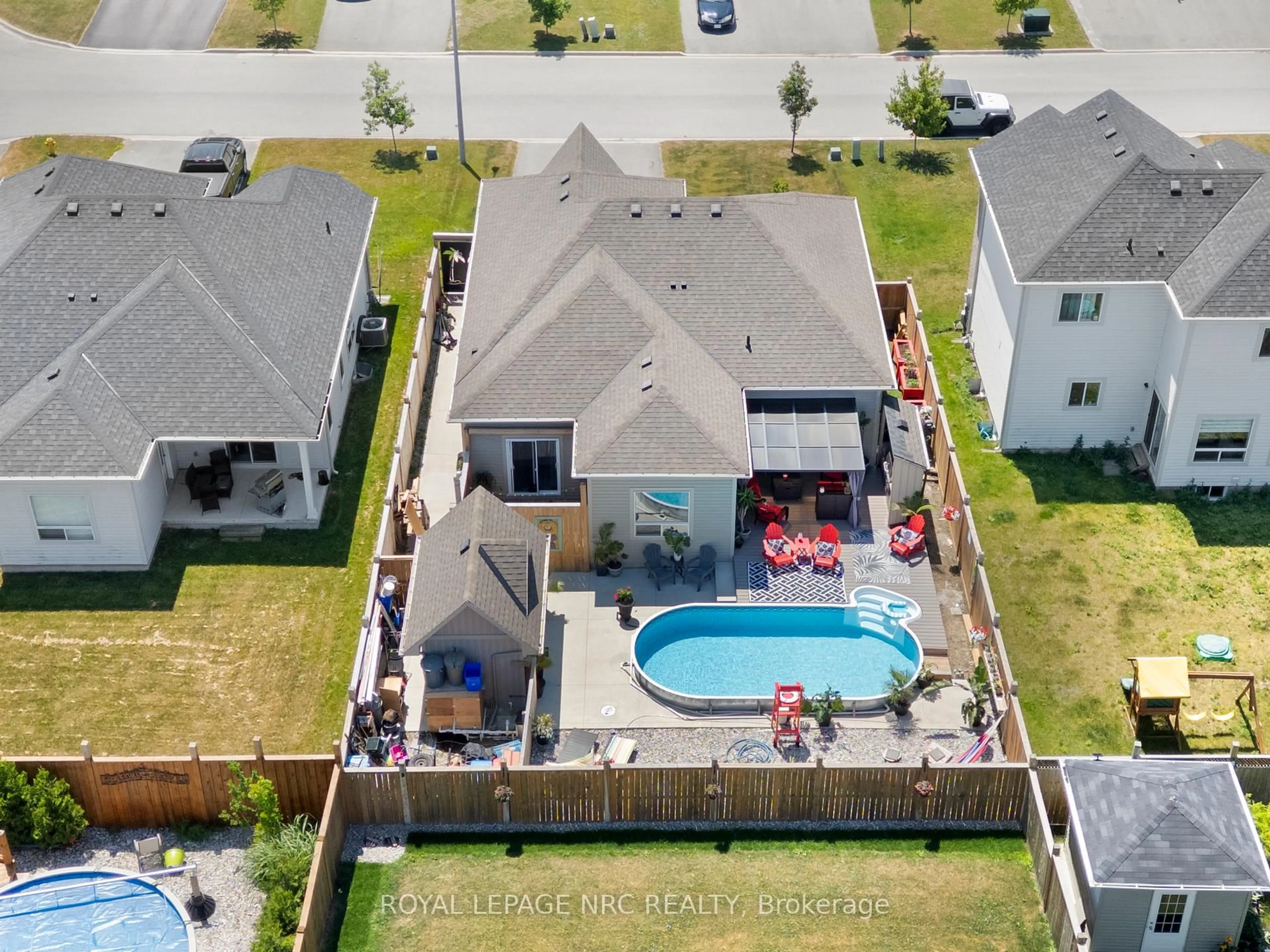A pic from outside/outdoor area/front of a property/back of a property/a pic from drone, unknown for 396 Brady Crt, Fort Erie Ontario L2A 1N1