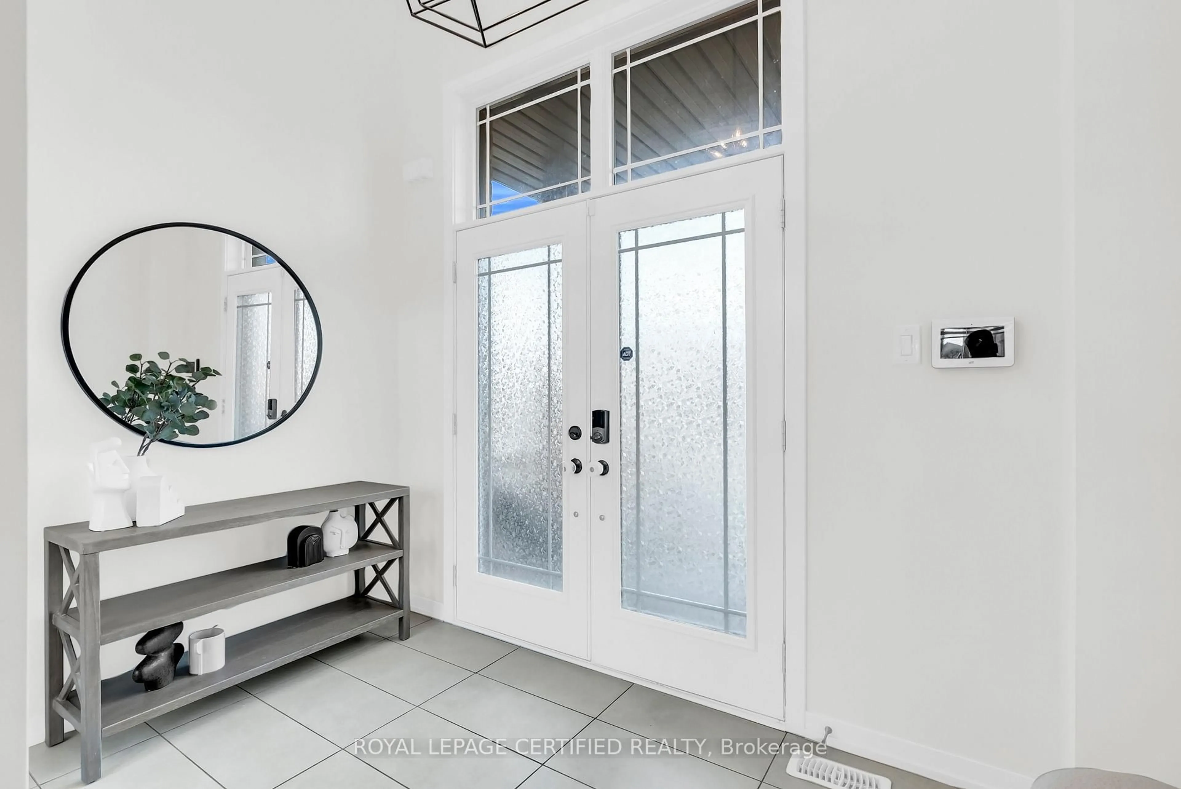 Indoor entryway for 35 Bedrock Dr, Hamilton Ontario L8J 0K6