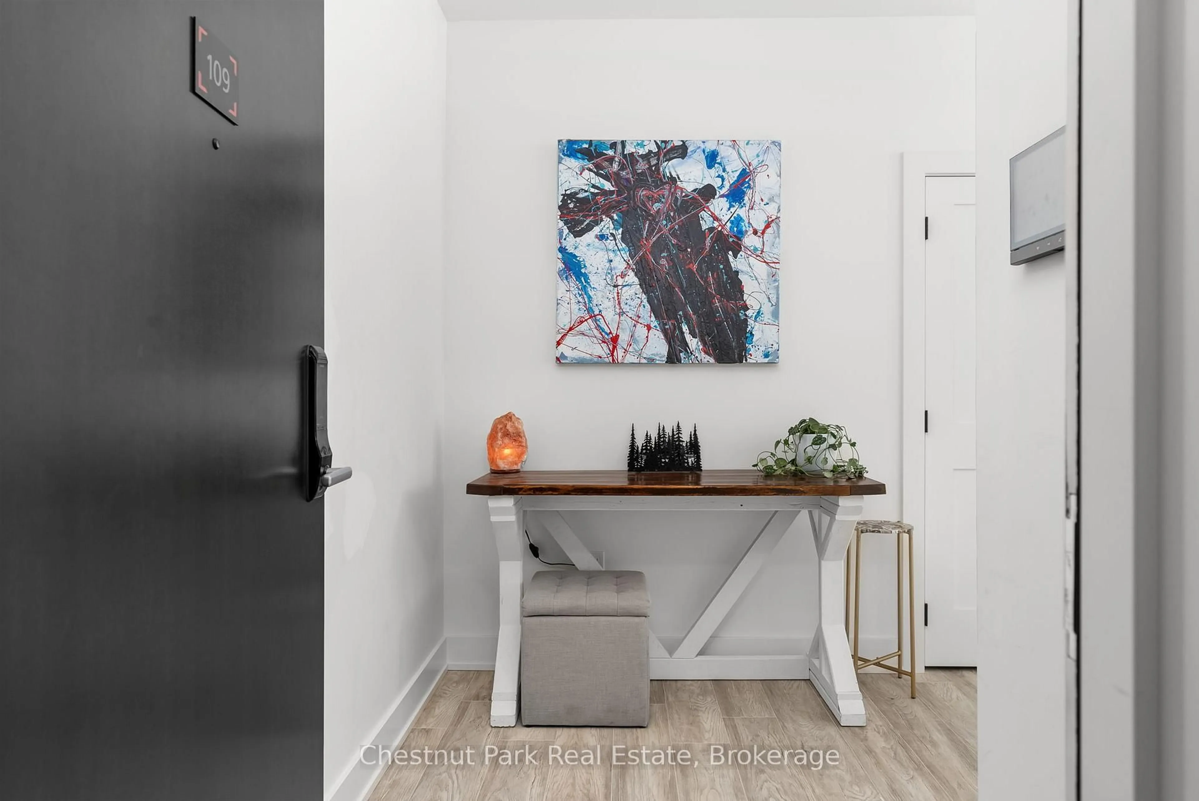 Indoor entryway for 18 CAMPUS Tr #109, Huntsville Ontario P1H 0K2