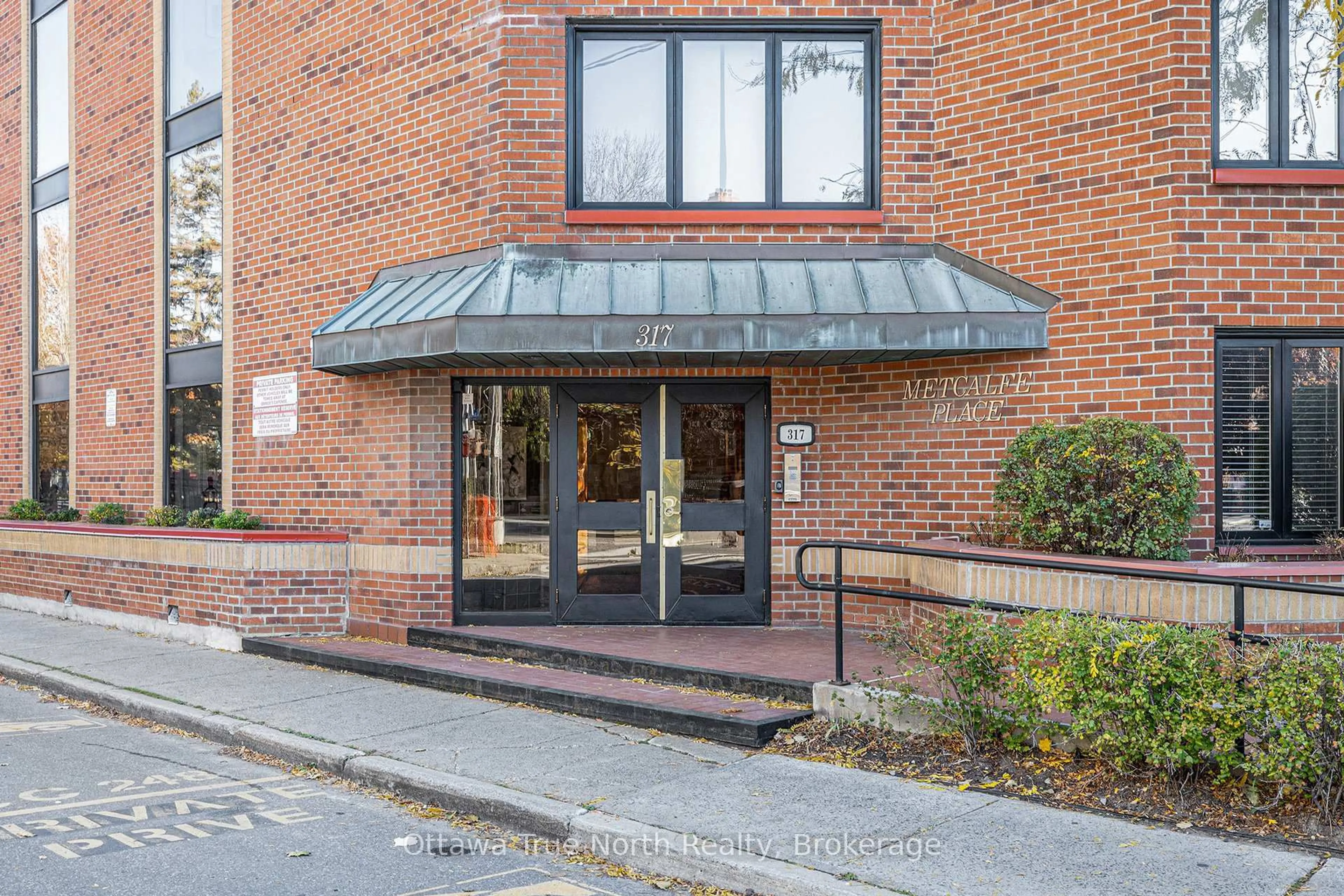 Indoor foyer for 317 Metcalfe St #102, Ottawa Ontario K2P 1S3