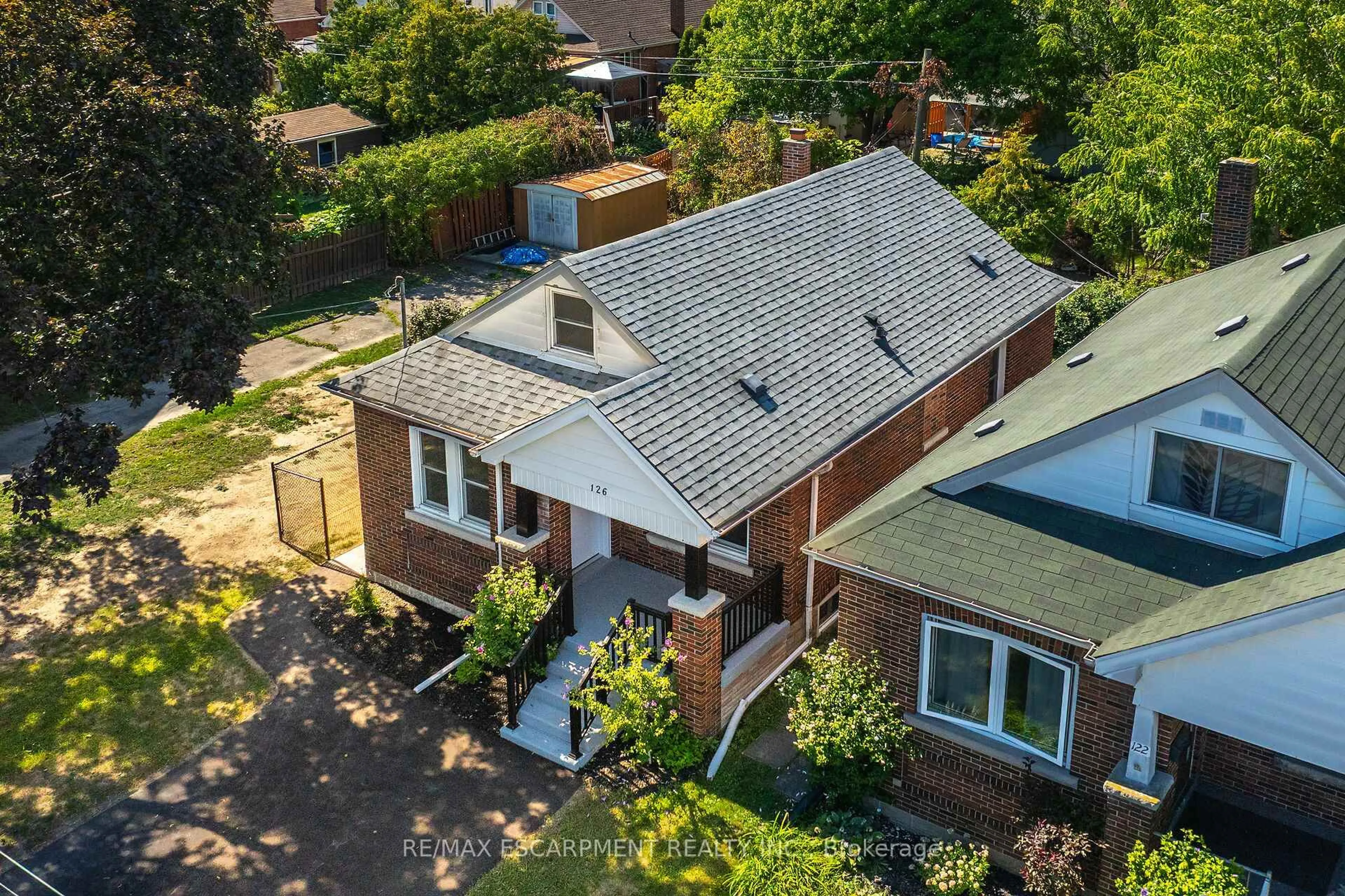 A pic from outside/outdoor area/front of a property/back of a property/a pic from drone, street for 126 AUBURN Ave, Hamilton Ontario L8K 3B2