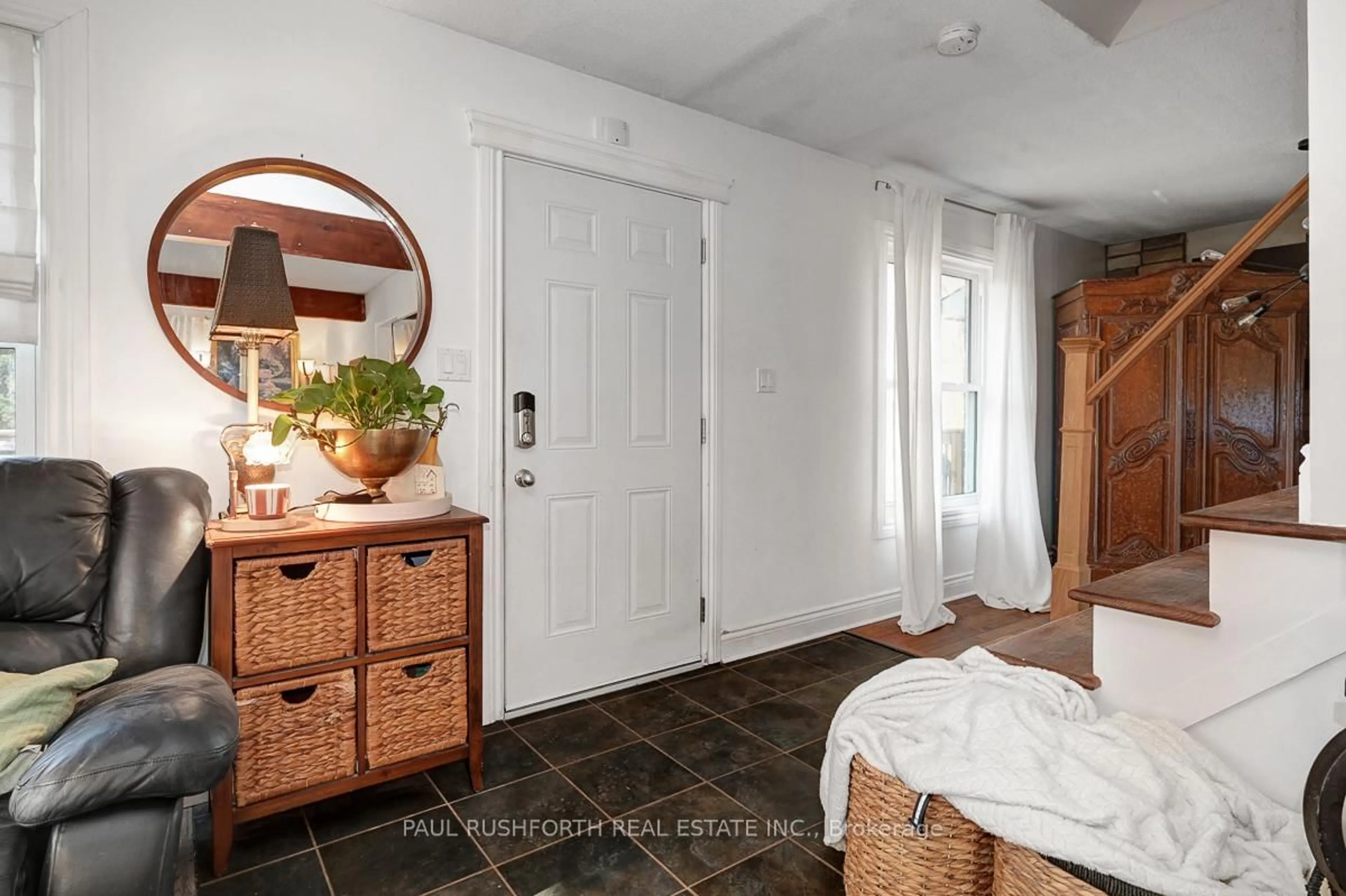 Indoor entryway for 920 Mussell Rd, North Grenville Ontario K0G 1S0