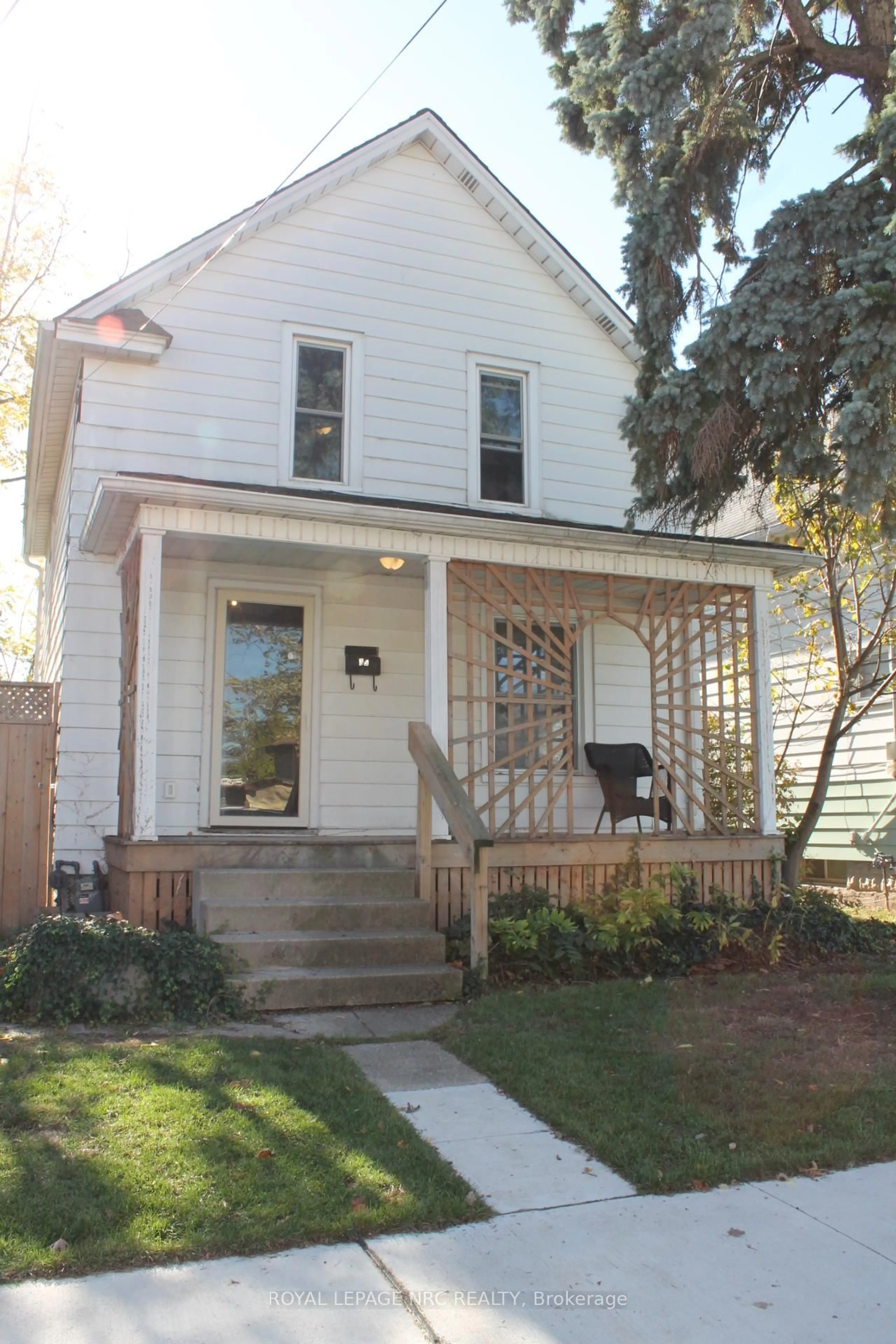 Home with vinyl exterior material, street for 35 Sixth St, Welland Ontario L3B 4Z4