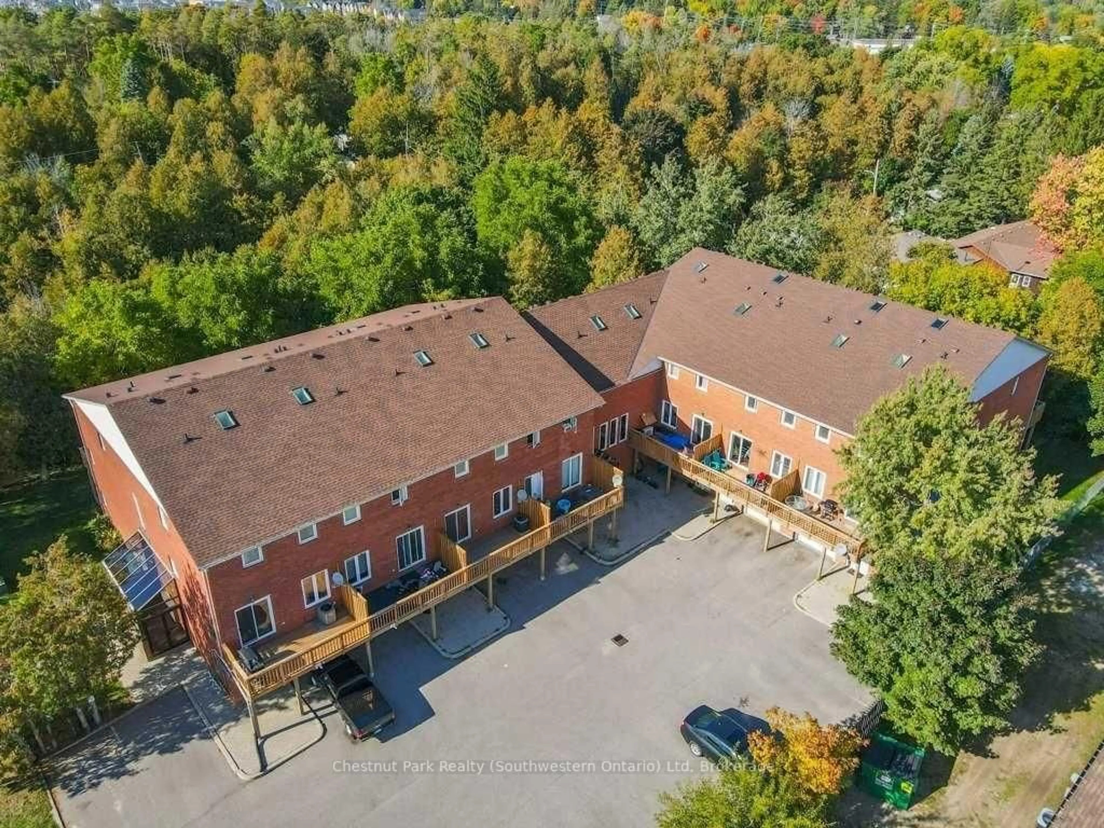 A pic from outside/outdoor area/front of a property/back of a property/a pic from drone, building for 100 Inkerman St #8, Guelph/Eramosa Ontario N0B 2K0