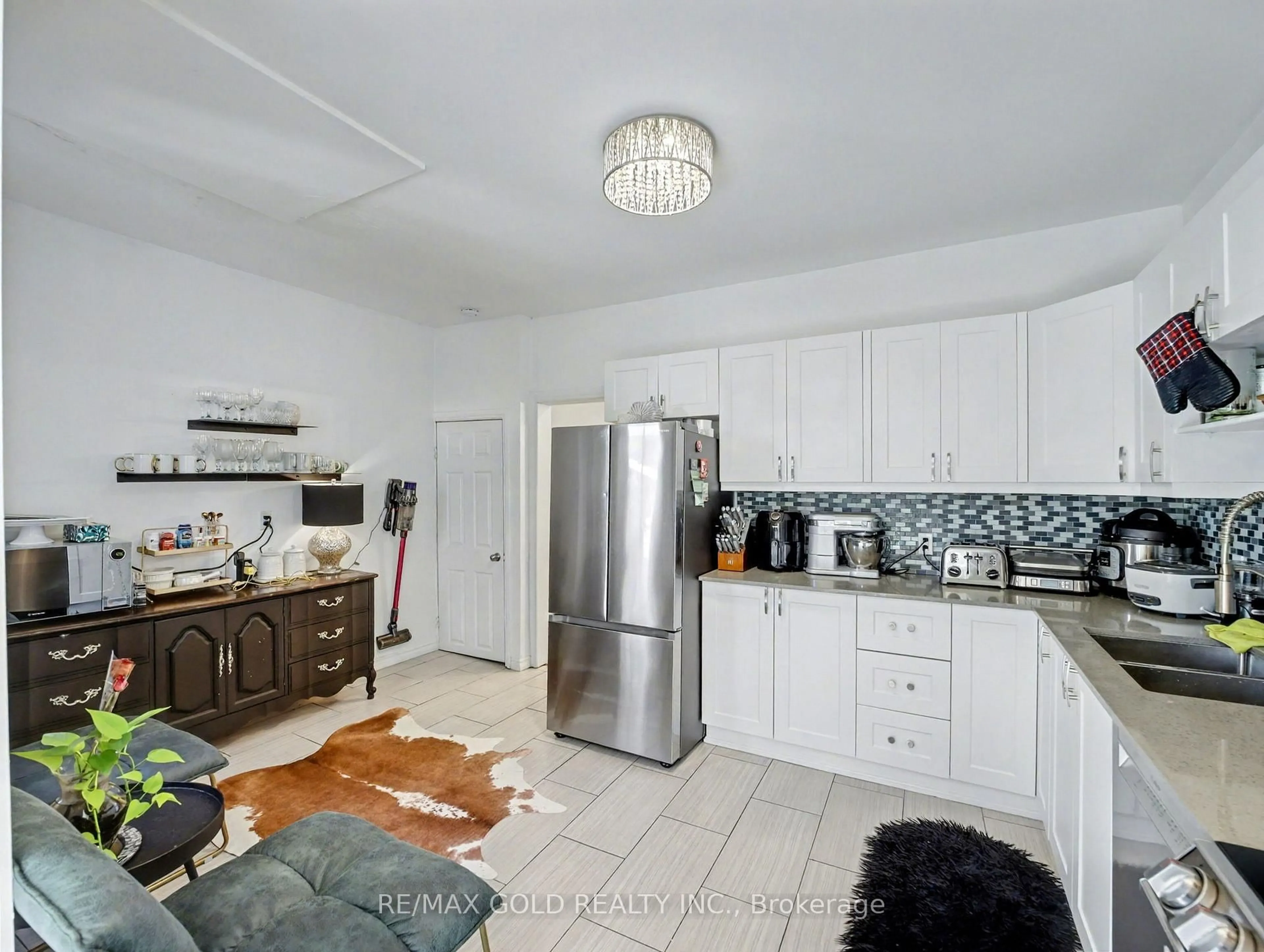 Open concept kitchen, unknown for 75 Chestnut Ave, Hamilton Ontario L8L 6K8