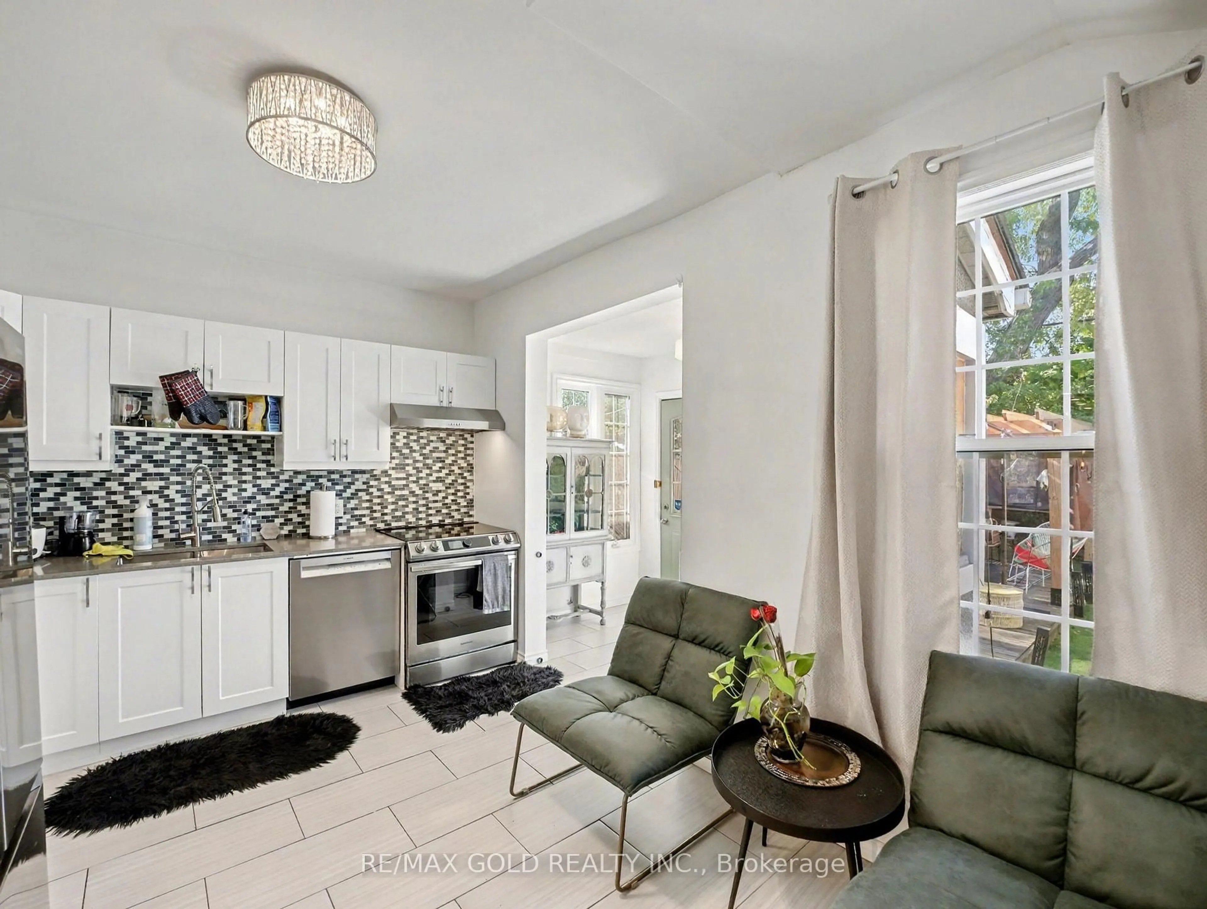 Open concept kitchen, ceramic/tile floor for 75 Chestnut Ave, Hamilton Ontario L8L 6K8