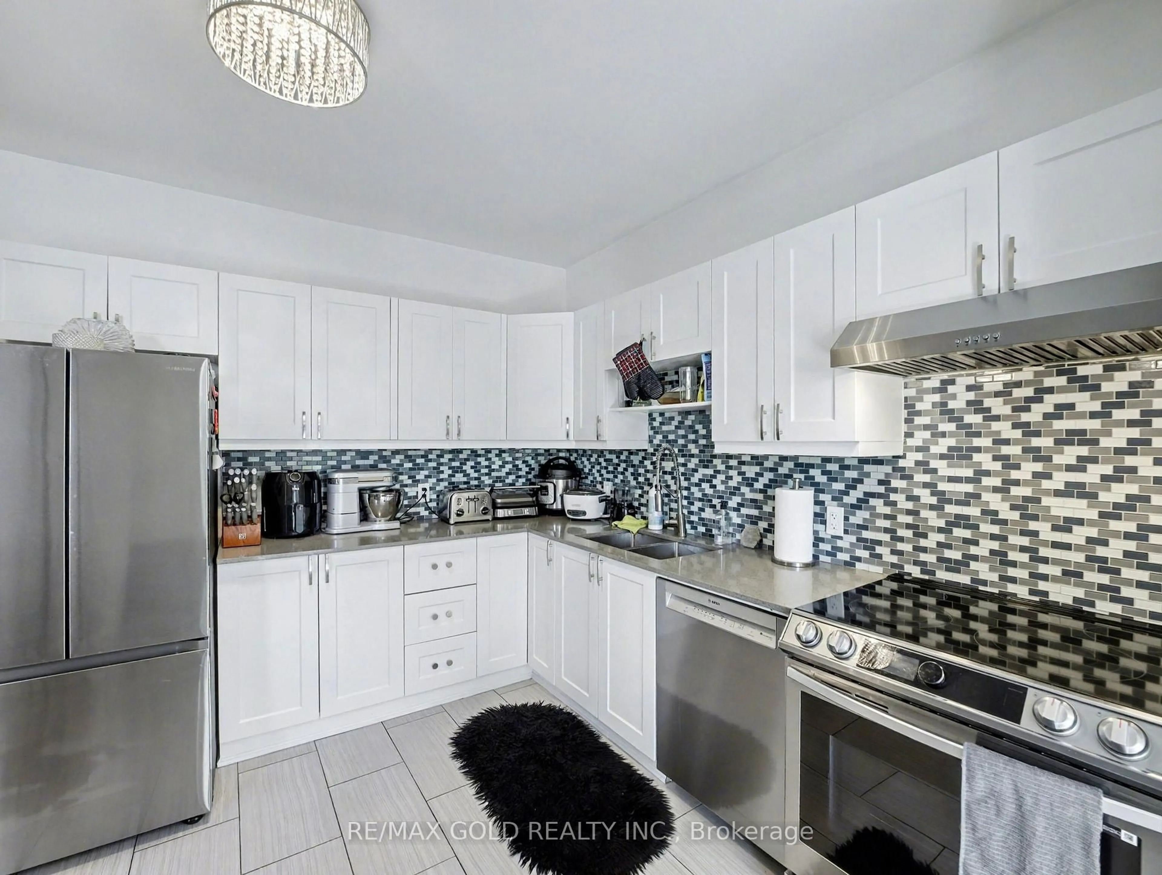 Standard kitchen, ceramic/tile floor for 75 Chestnut Ave, Hamilton Ontario L8L 6K8