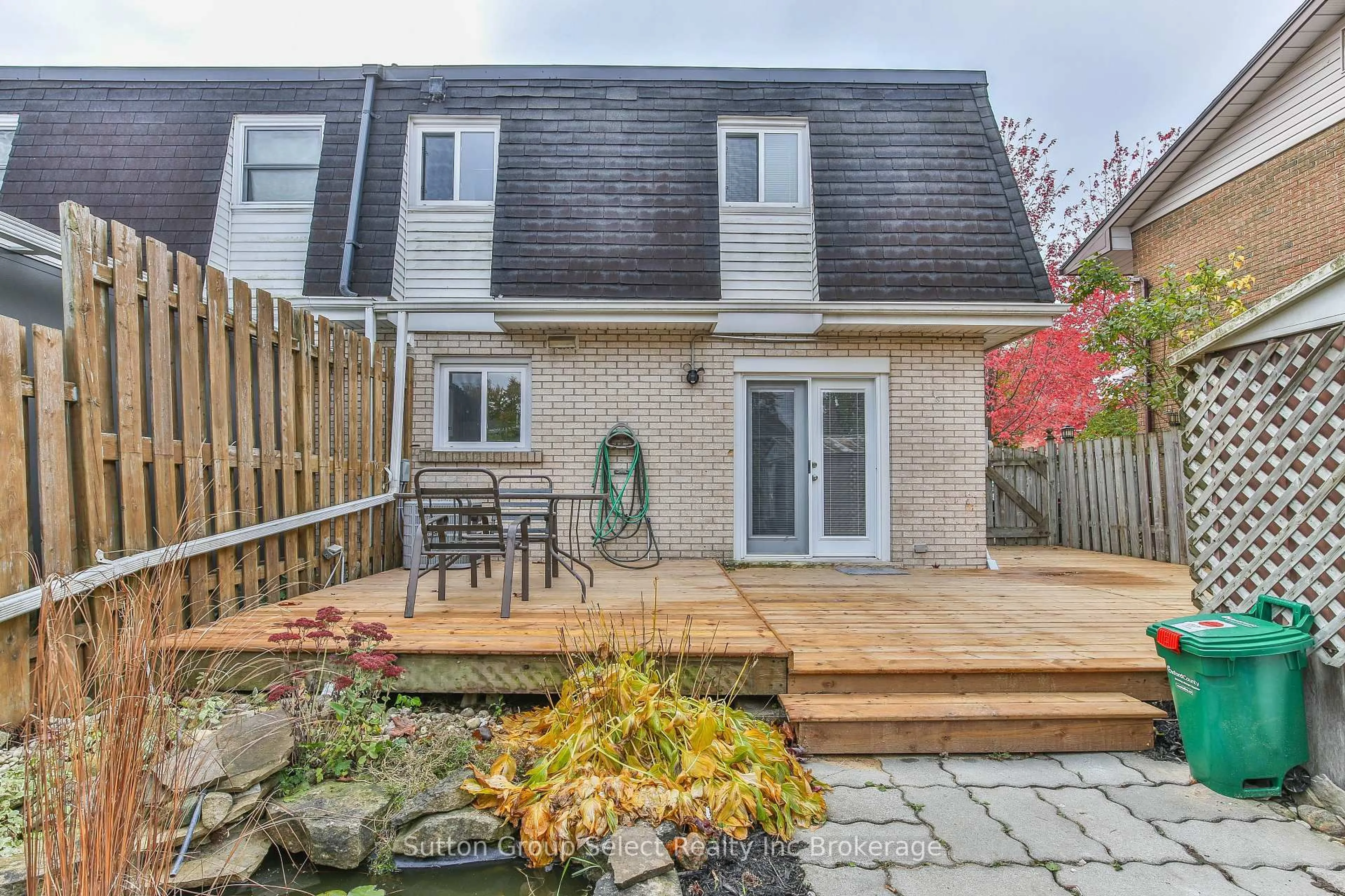 Patio, street for 1009 A Nesbitt Cres, Woodstock Ontario N4S 7N9