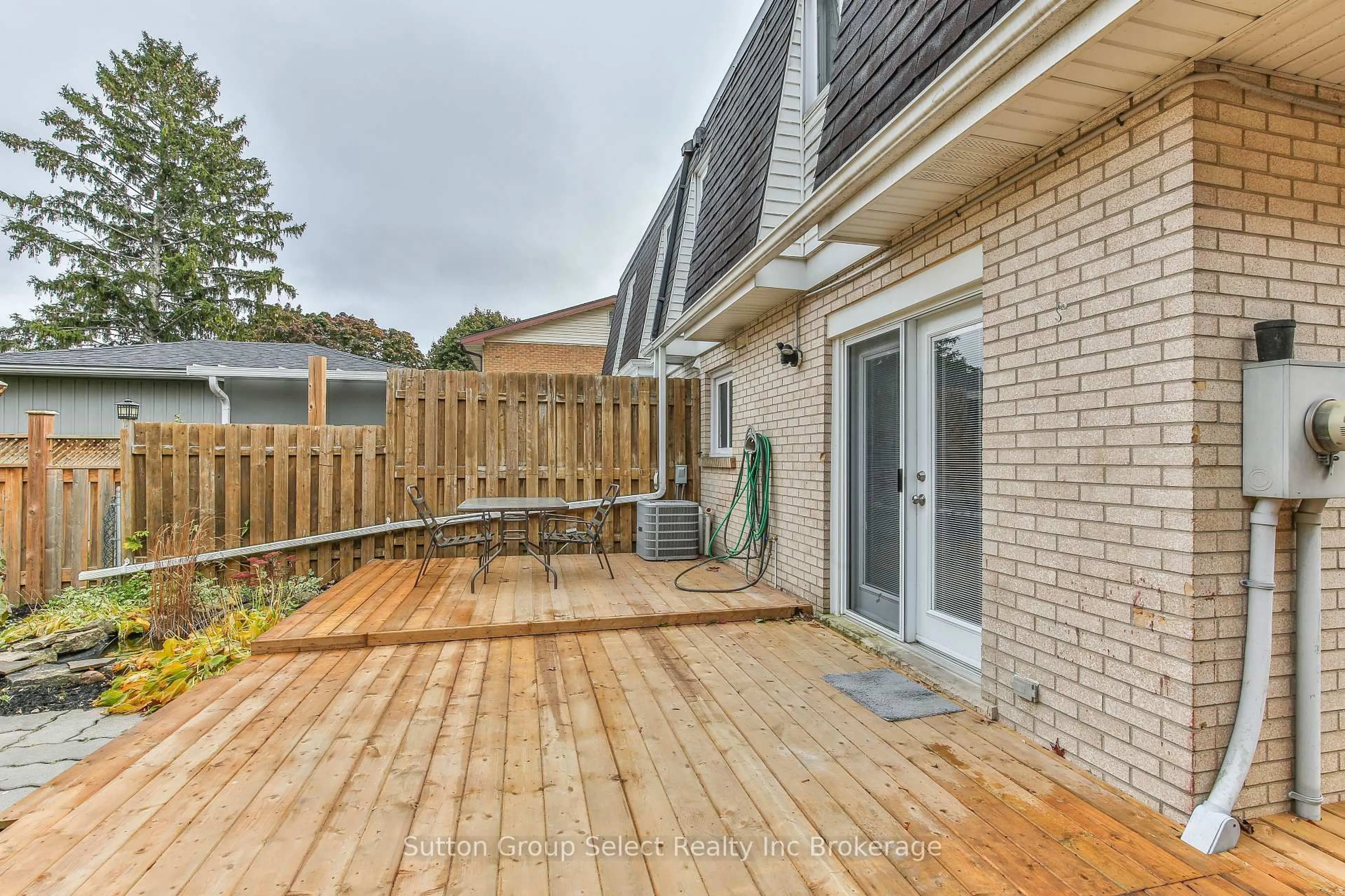 Patio, street for 1009 A Nesbitt Cres, Woodstock Ontario N4S 7N9