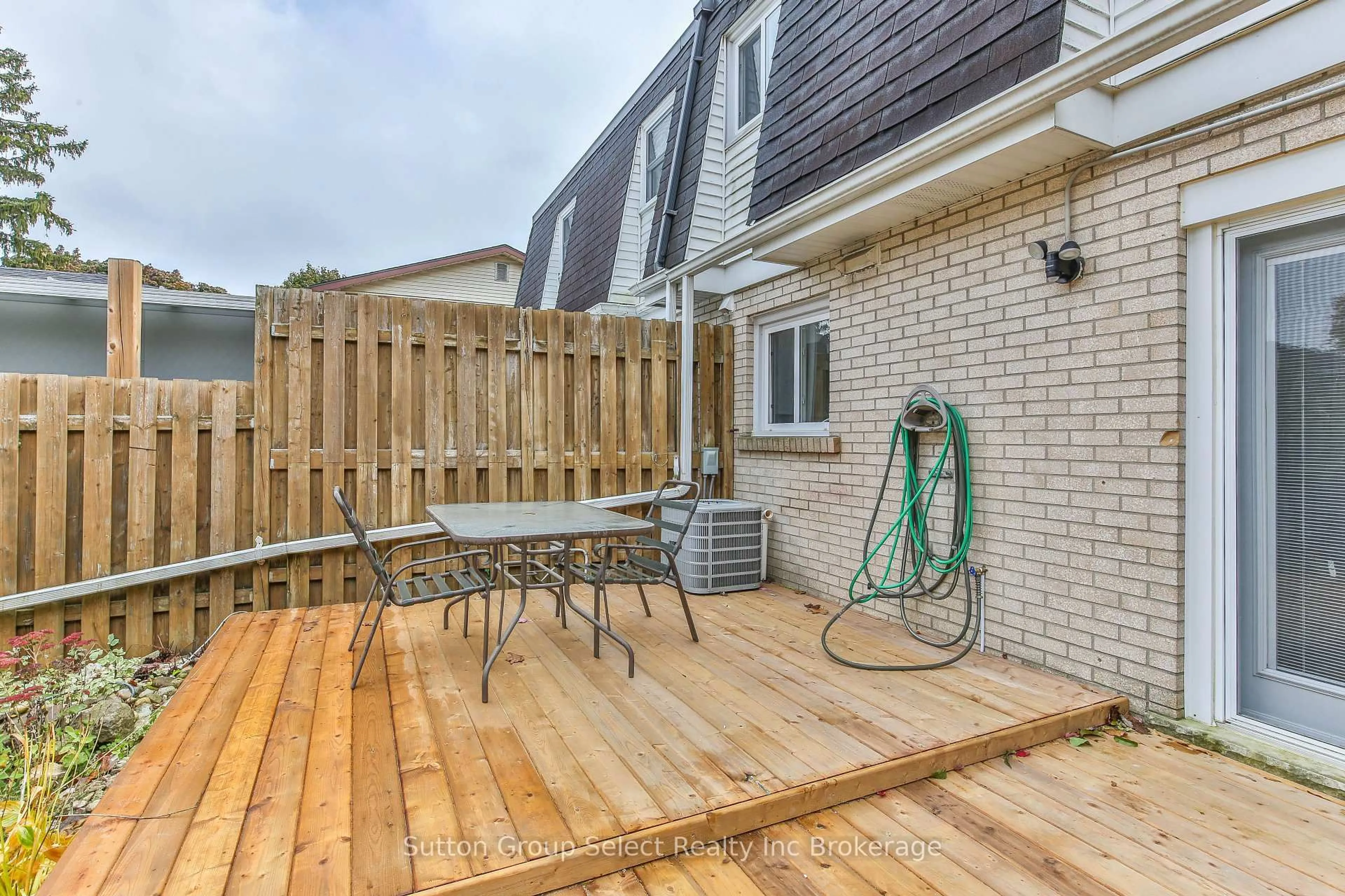 Patio, street for 1009 A Nesbitt Cres, Woodstock Ontario N4S 7N9