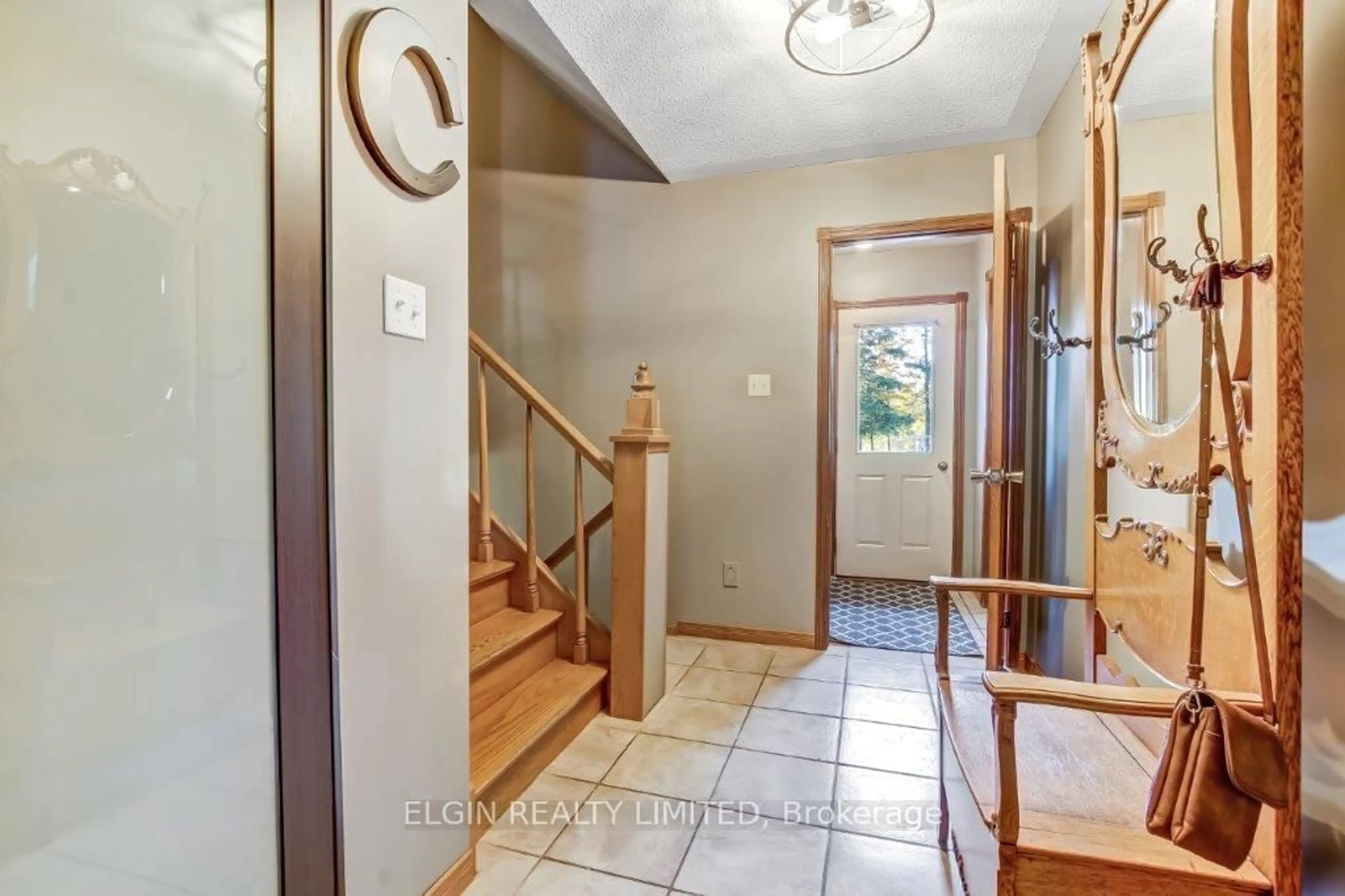 Indoor entryway for 16 North Valerie St, St. Thomas Ontario N5R 1A6