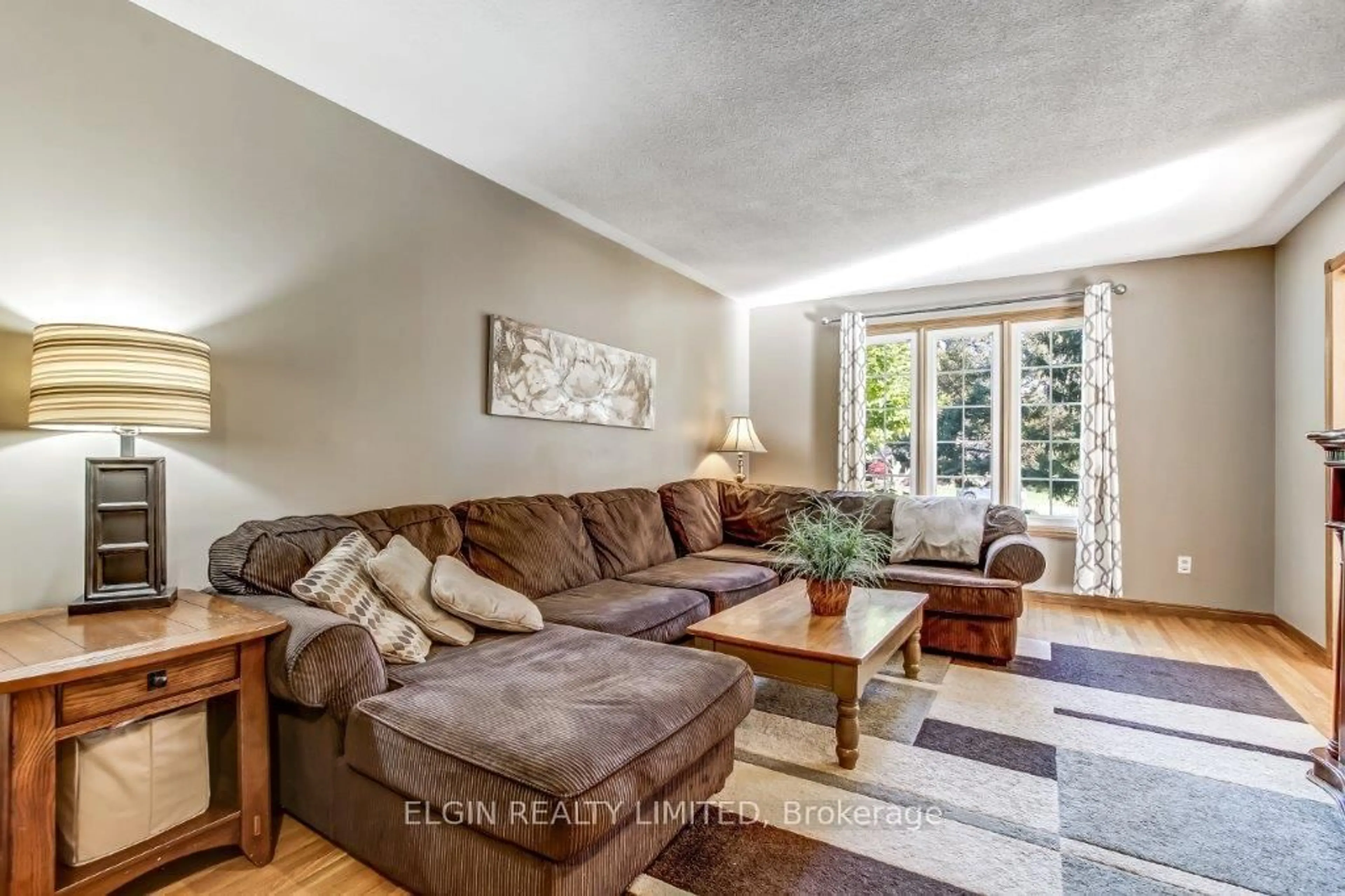 Living room with furniture, unknown for 16 North Valerie St, St. Thomas Ontario N5R 1A6