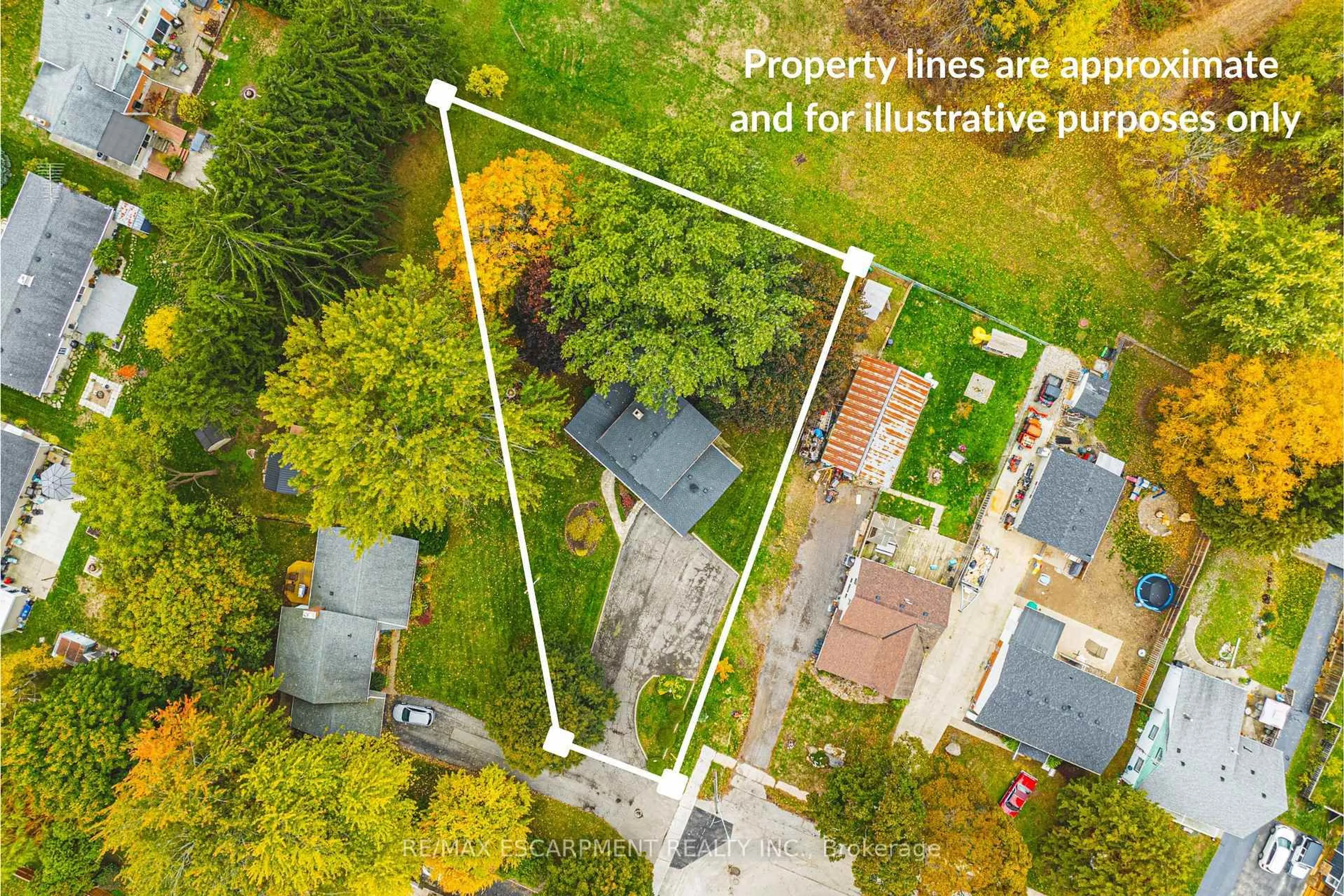 A pic from outside/outdoor area/front of a property/back of a property/a pic from drone, street for 646 Alder St, Haldimand Ontario N1A 1S5