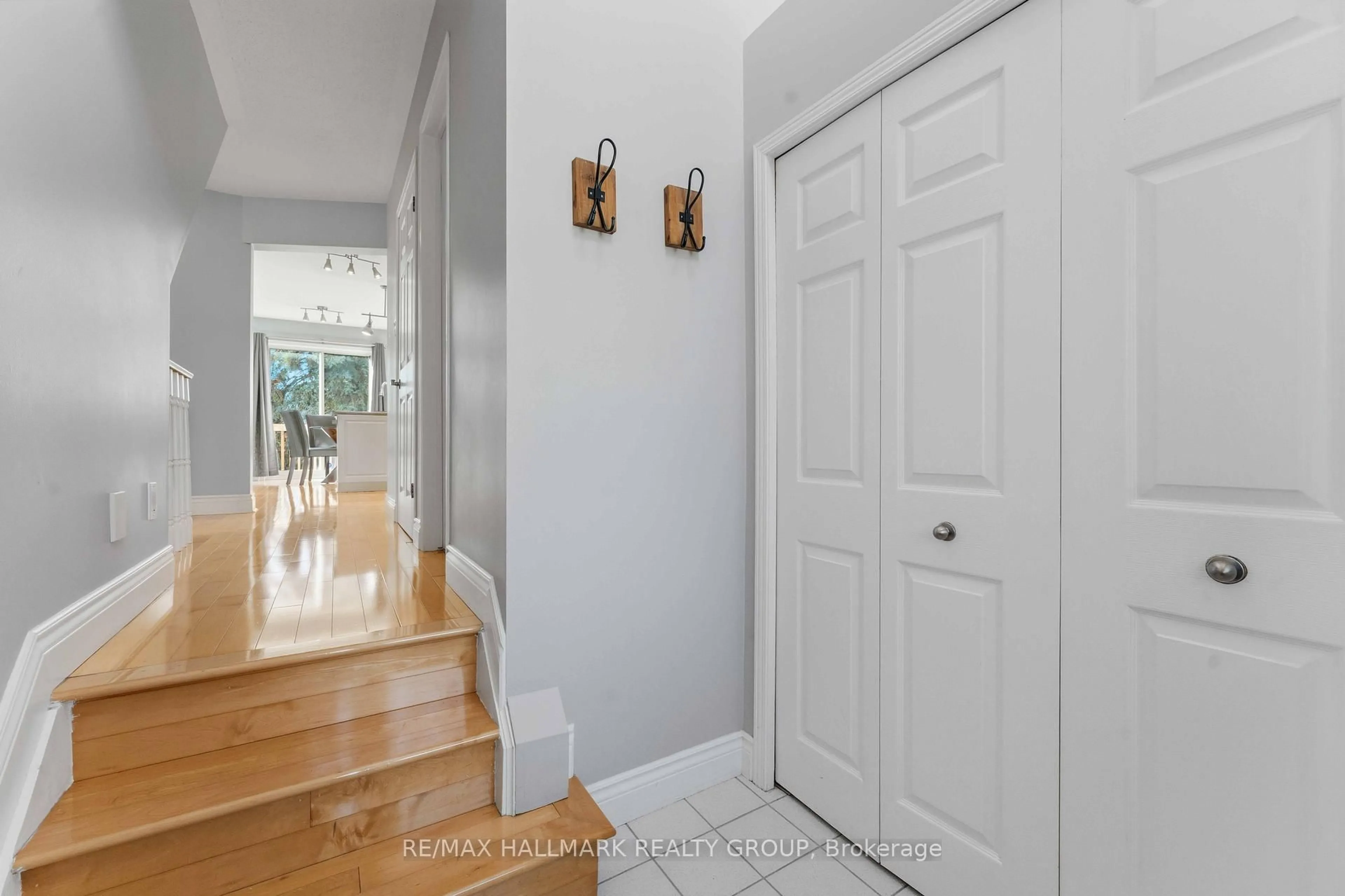 Indoor entryway for 661 Arc en Ciel St, Orleans Ontario K4A 3H8