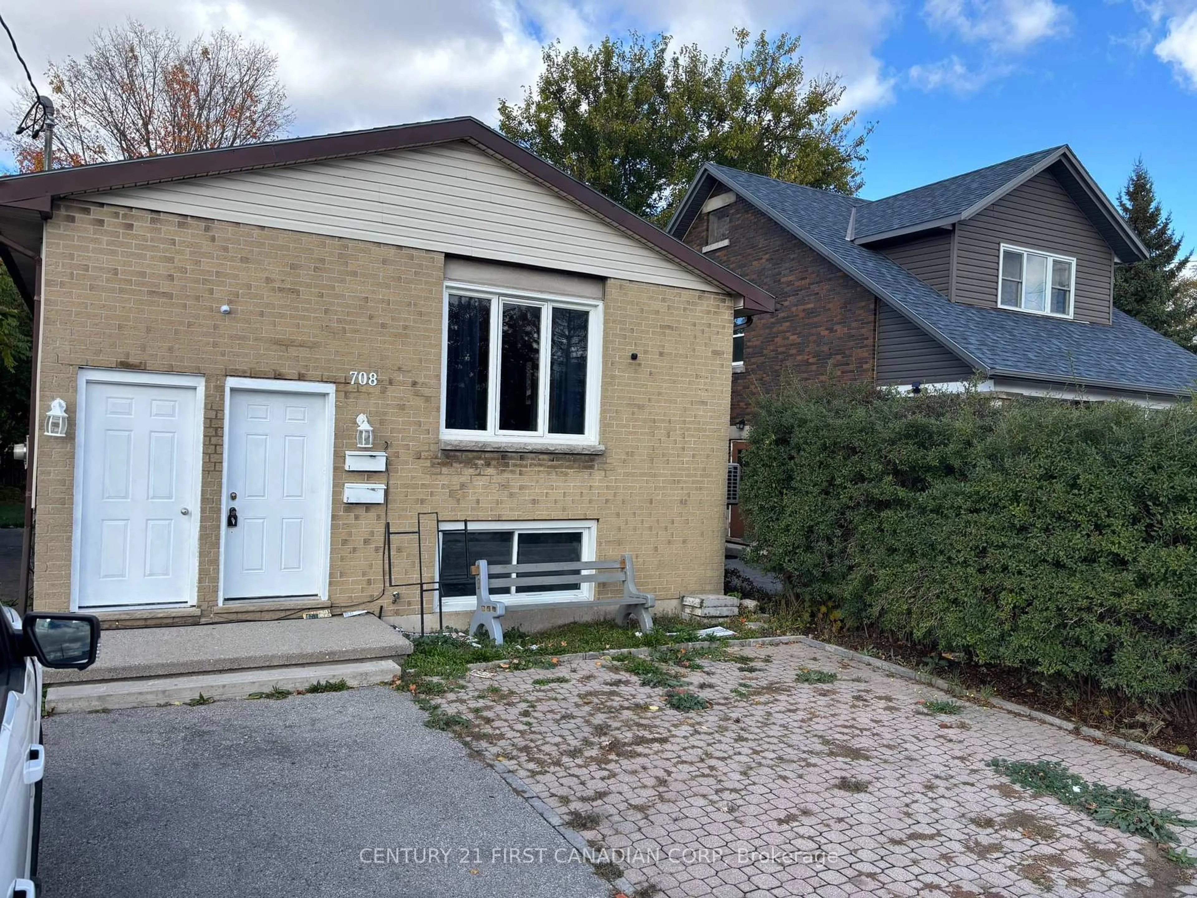 Unknown for 708 Oxford St, London East Ontario N5Y 3J6