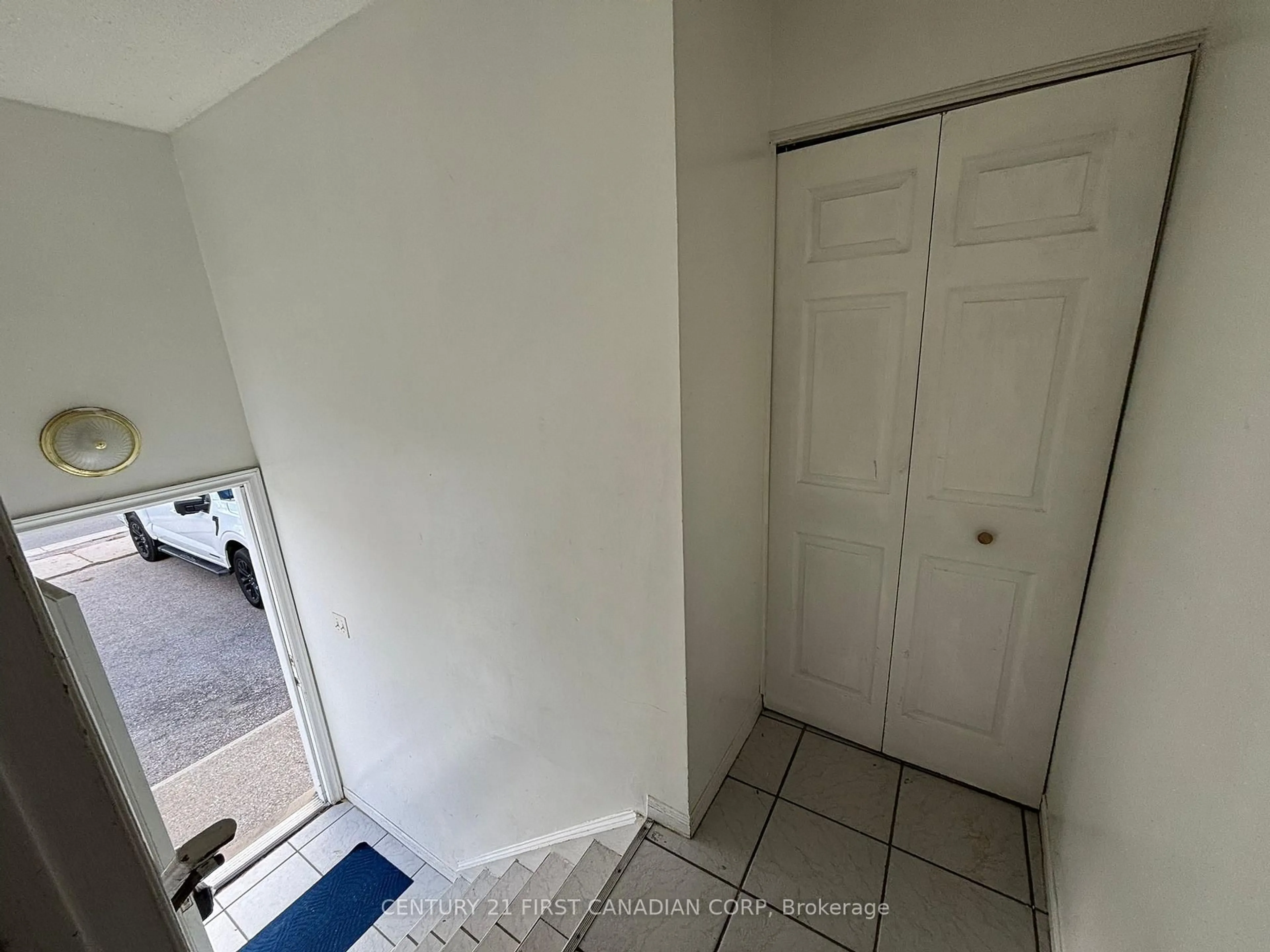 A pic of a room for 708 Oxford St, London East Ontario N5Y 3J6