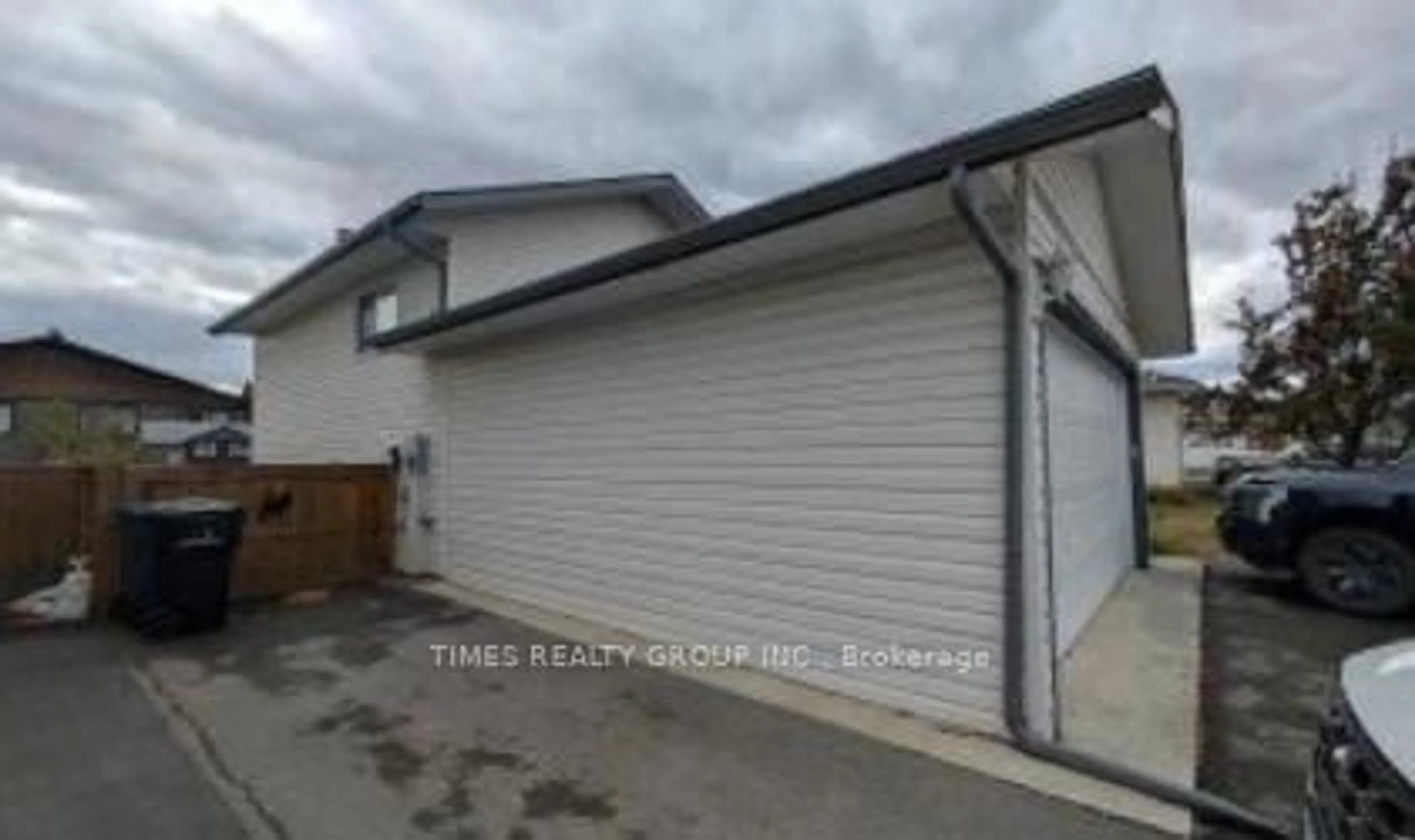 Indoor garage for 2311 Mt Baker Cres, Out of Area British Columbia V1C 6M1