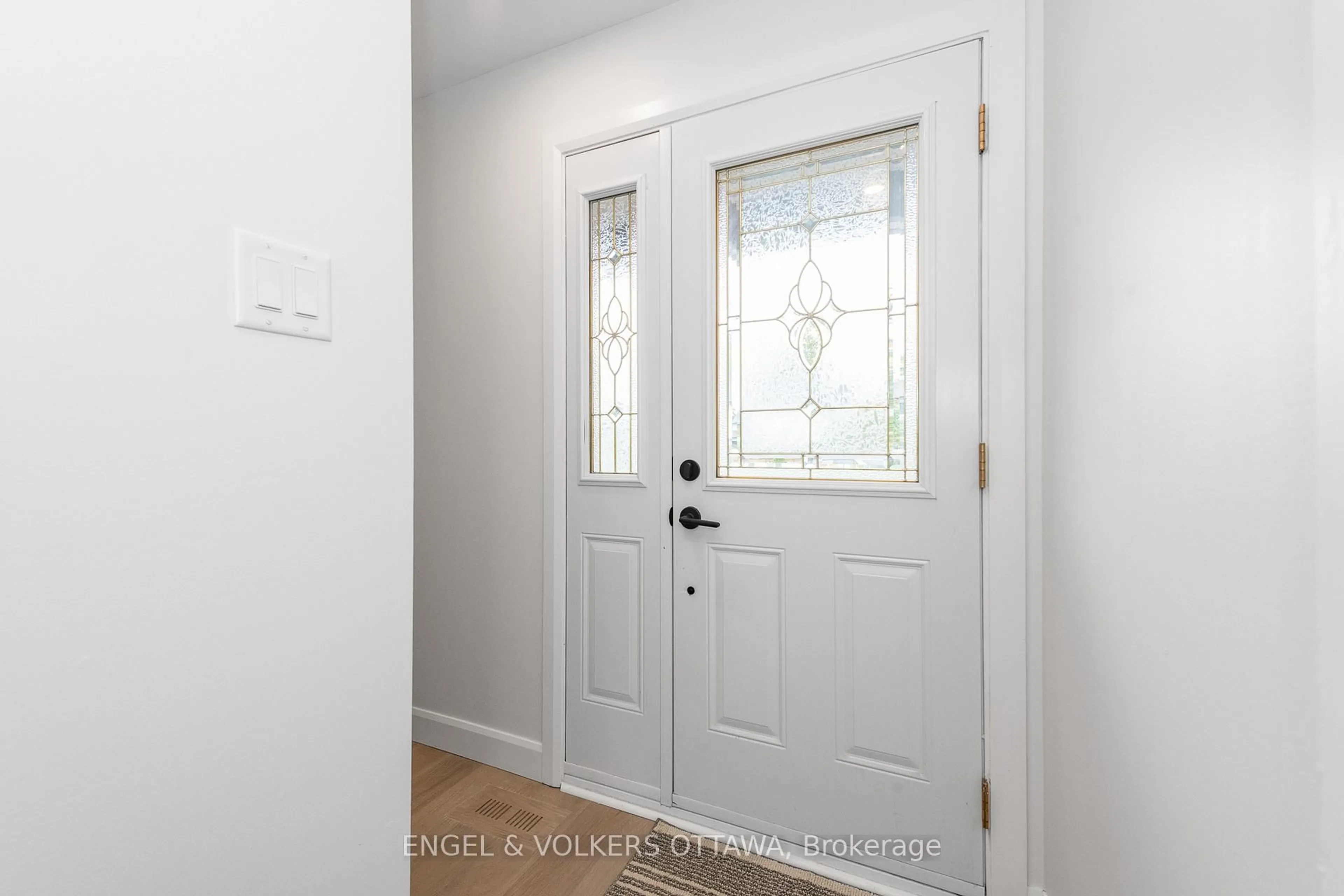 Indoor entryway for 39 Benlark Rd, Barrhaven Ontario K2J 2L5