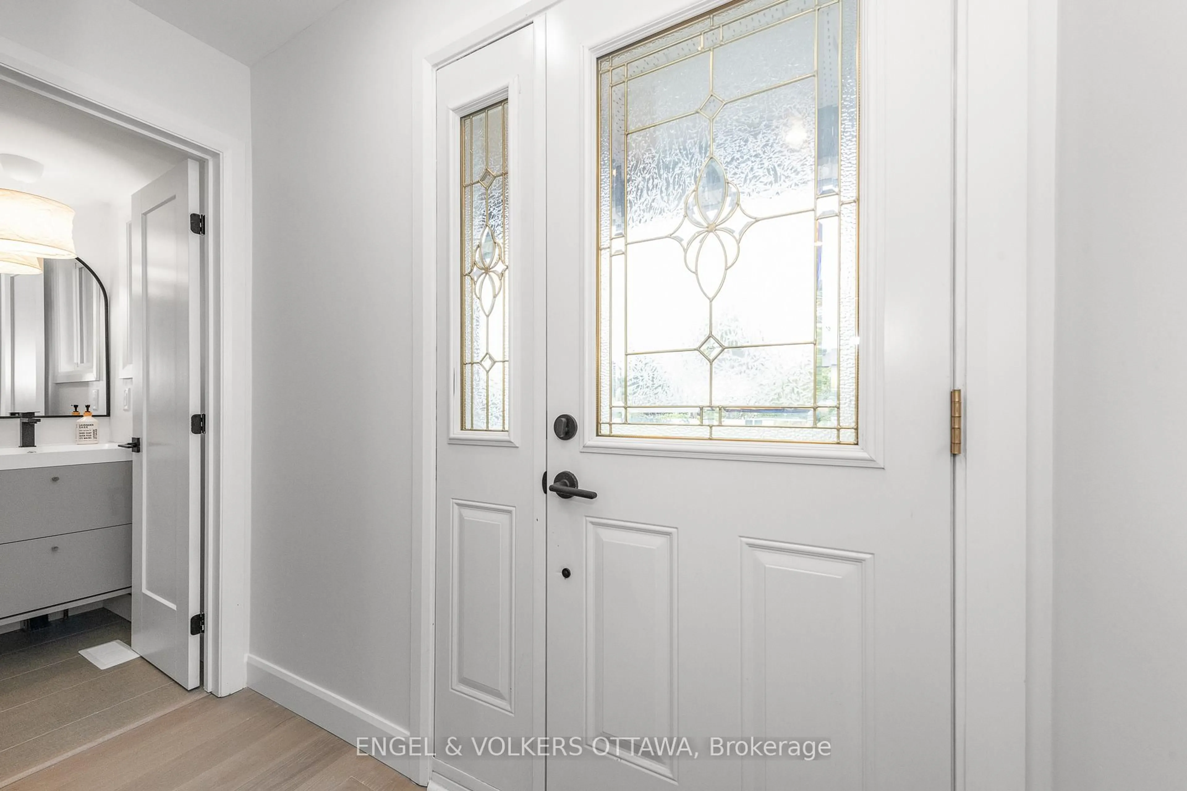 Indoor entryway for 39 Benlark Rd, Barrhaven Ontario K2J 2L5