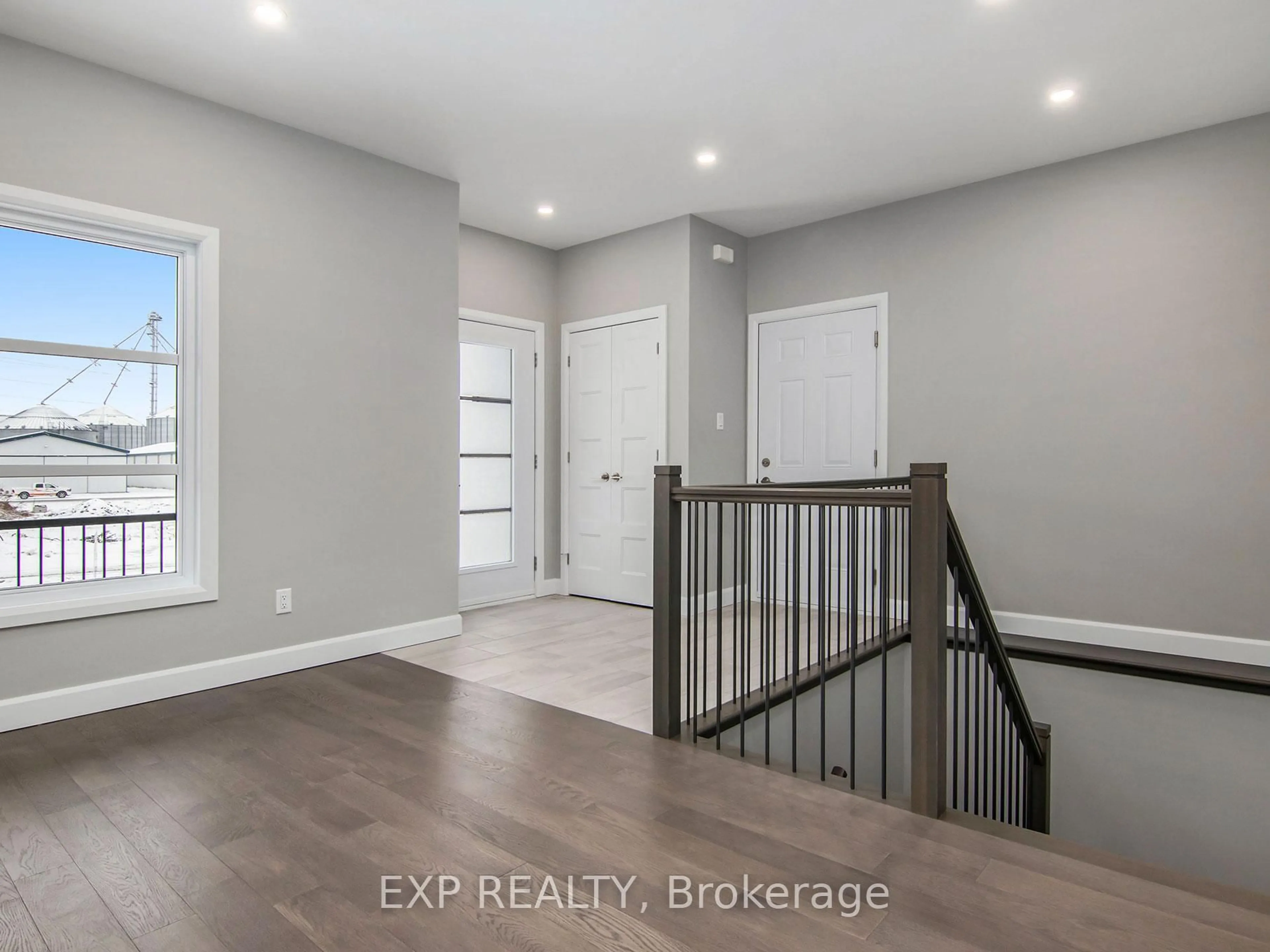 Indoor entryway for 937 Katia St, The Nation Ontario K0A 2M0