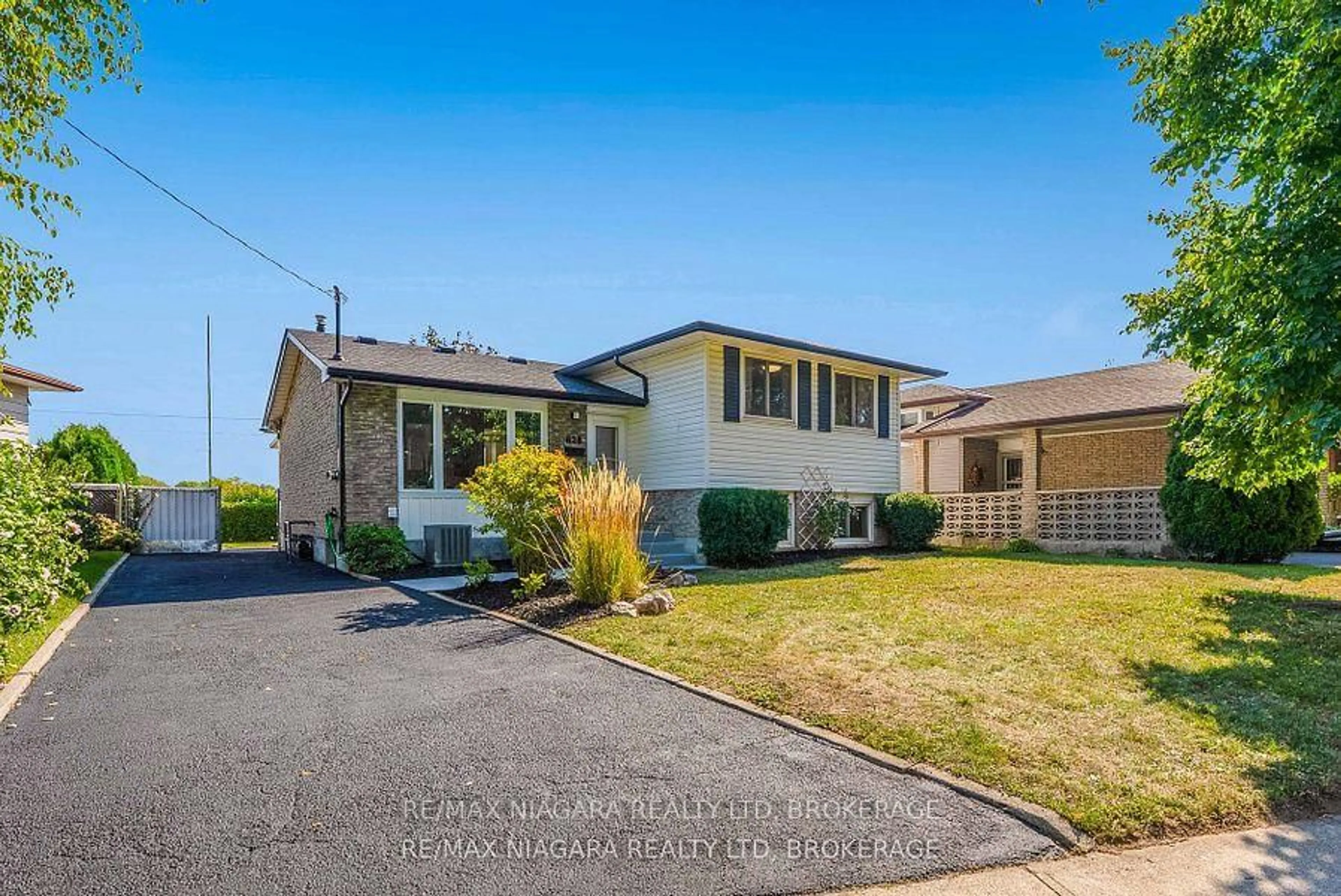 A pic from outside/outdoor area/front of a property/back of a property/a pic from drone, street for 628 Bunting Rd, St. Catharines Ontario L2M 2Z8