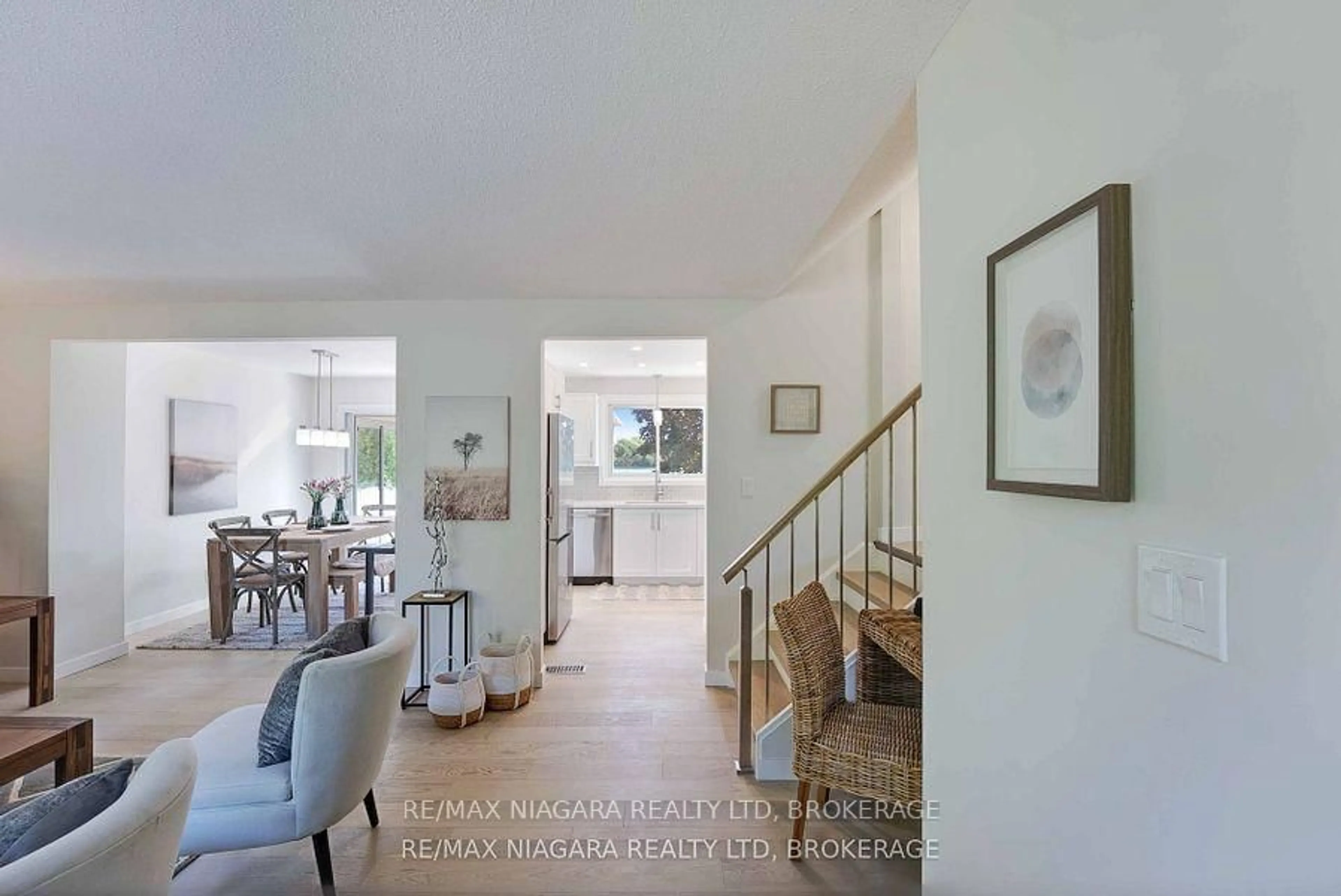 Indoor entryway for 628 Bunting Rd, St. Catharines Ontario L2M 2Z8