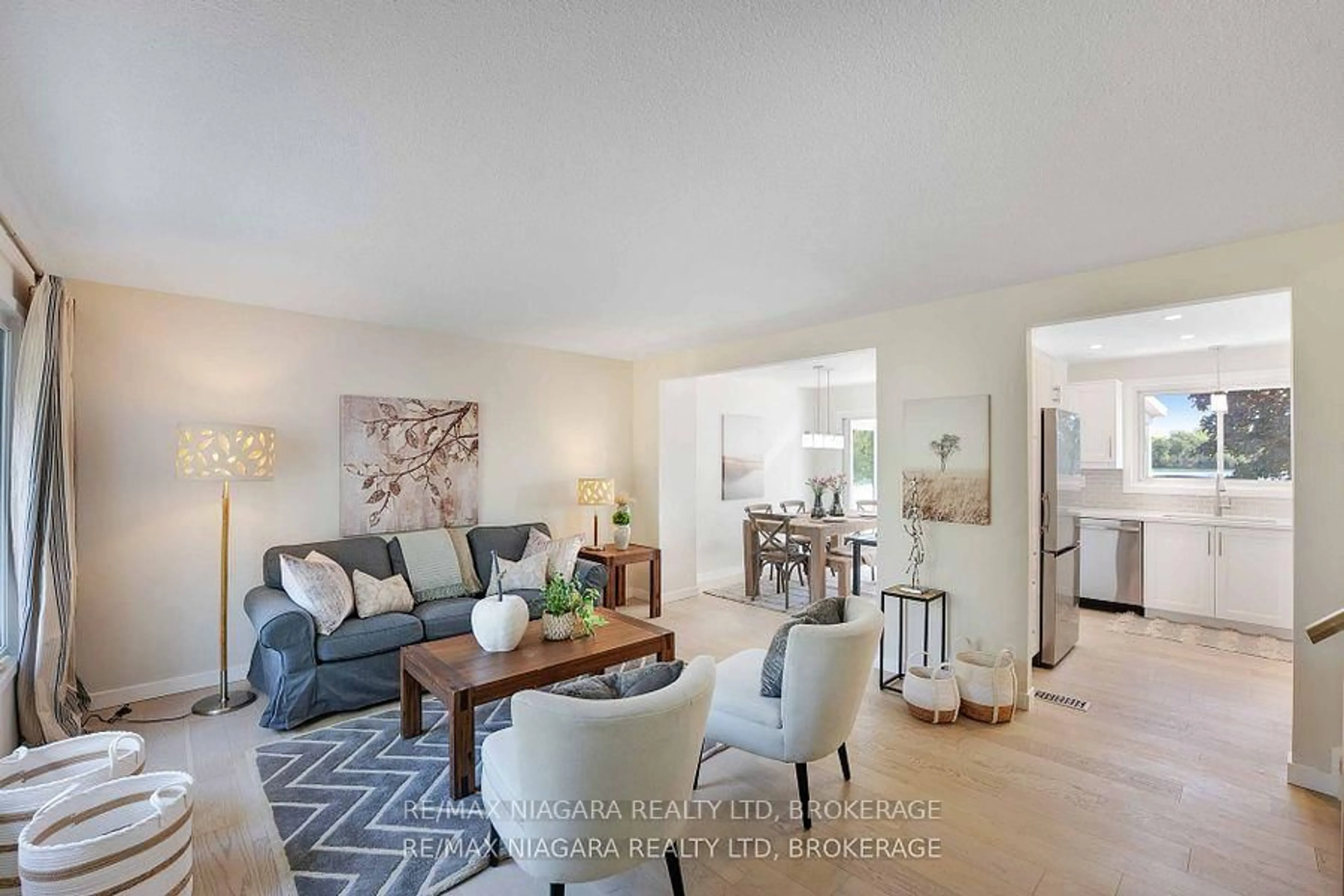 Living room with furniture, unknown for 628 Bunting Rd, St. Catharines Ontario L2M 2Z8