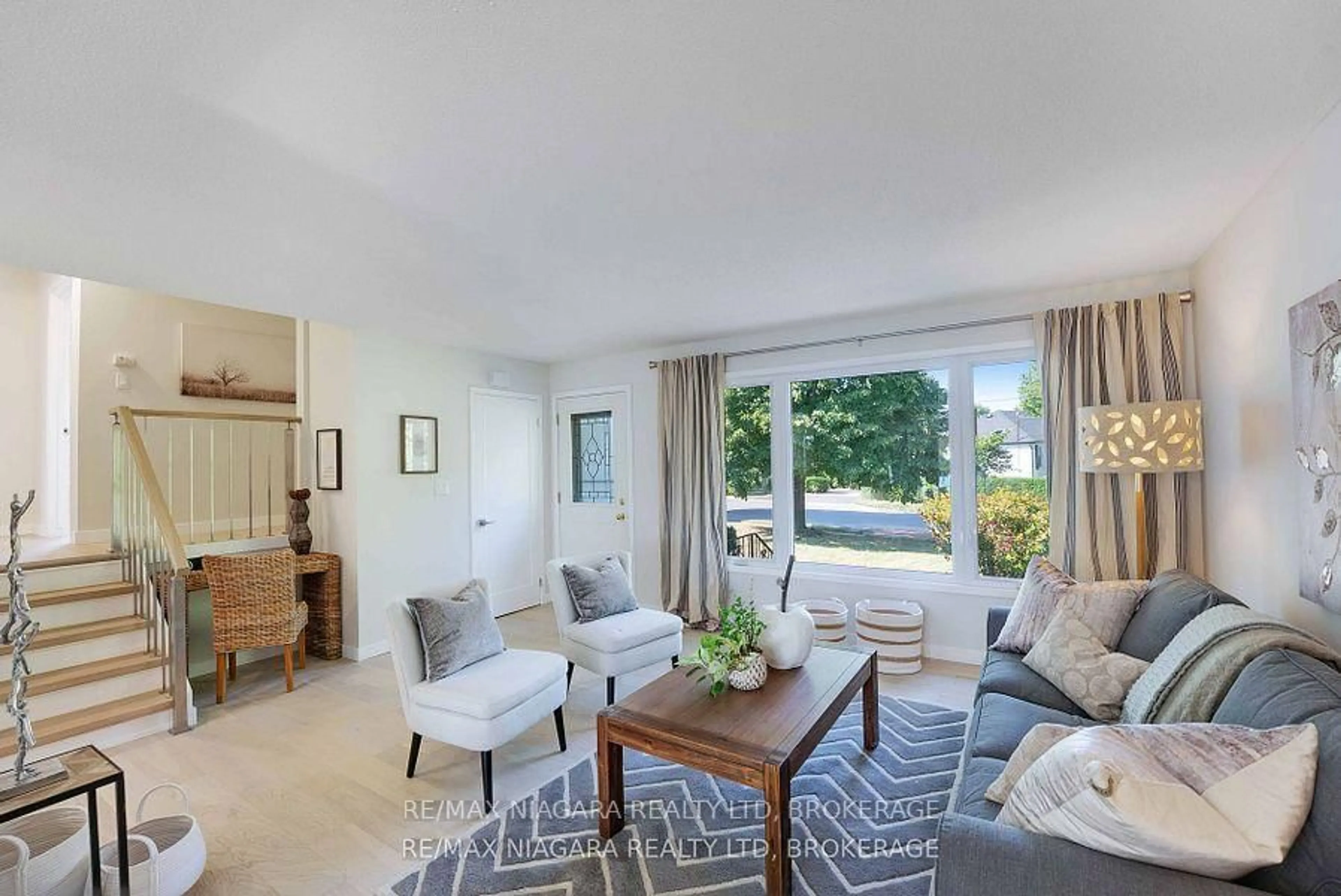 Living room with furniture, unknown for 628 Bunting Rd, St. Catharines Ontario L2M 2Z8