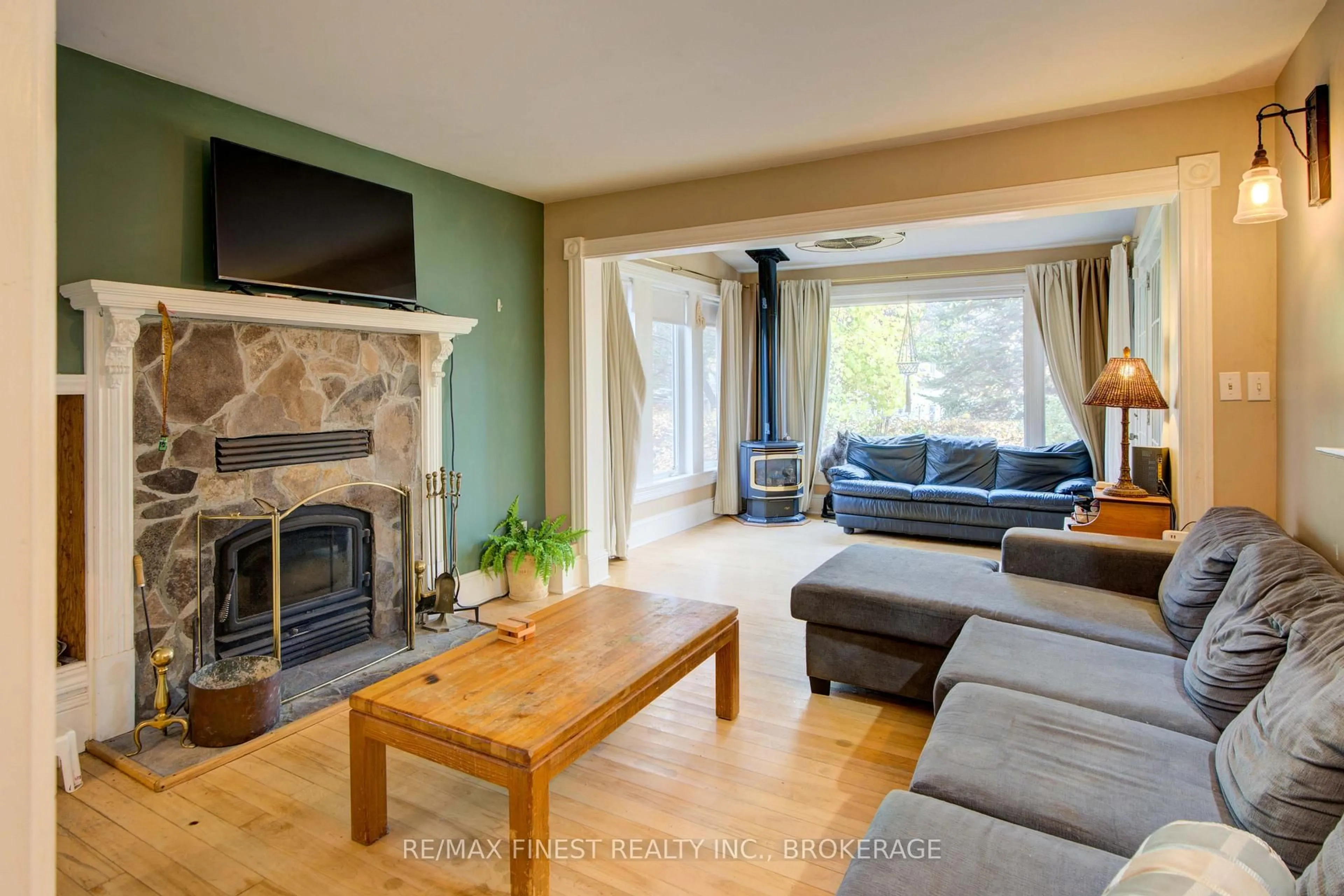 Living room with furniture, unknown for 1128 Elizabeth St, Sharbot Lake Ontario K0H 2P0