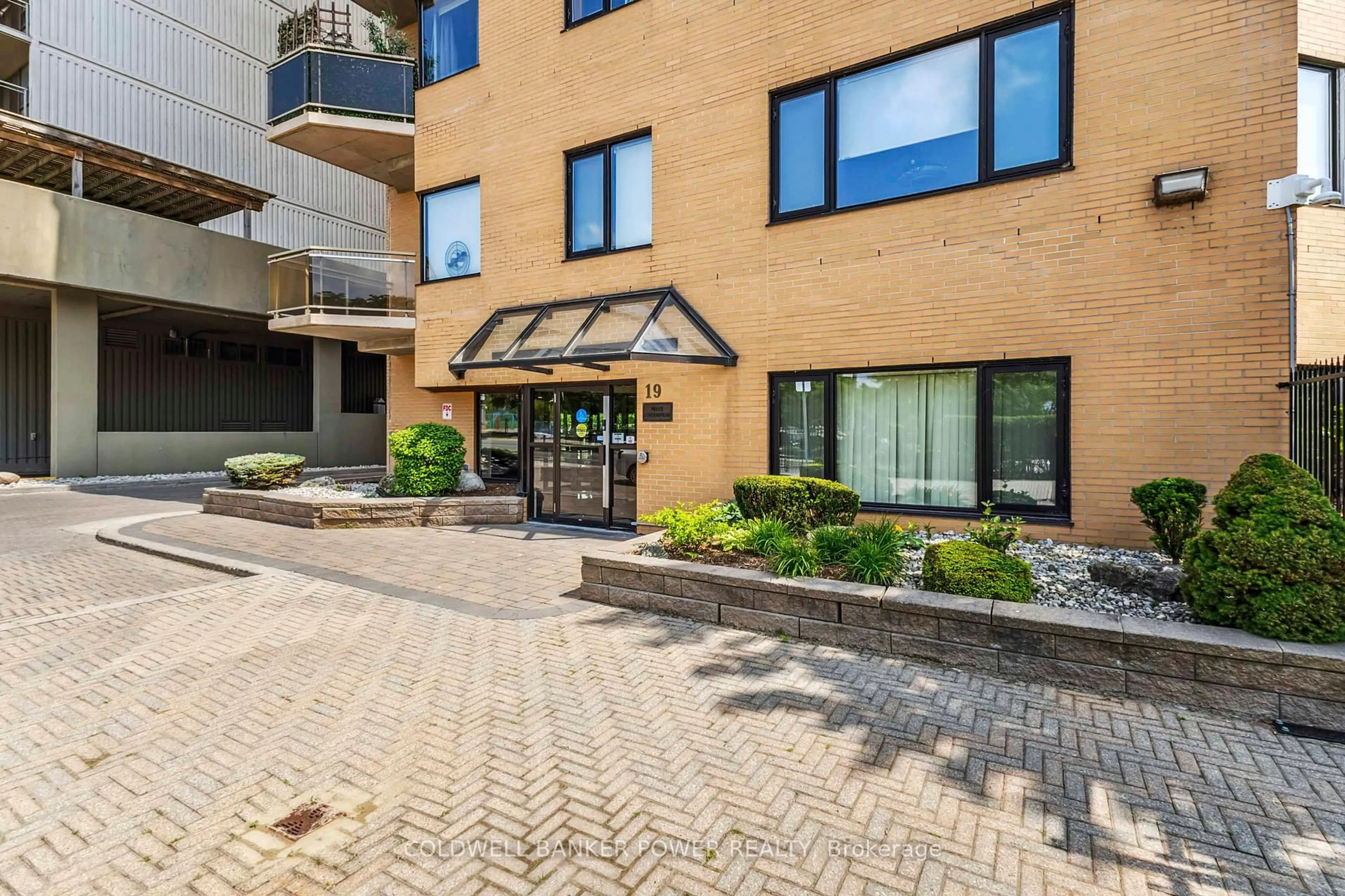 Patio, street for 19 King St #602, London East Ontario N6A 5N8