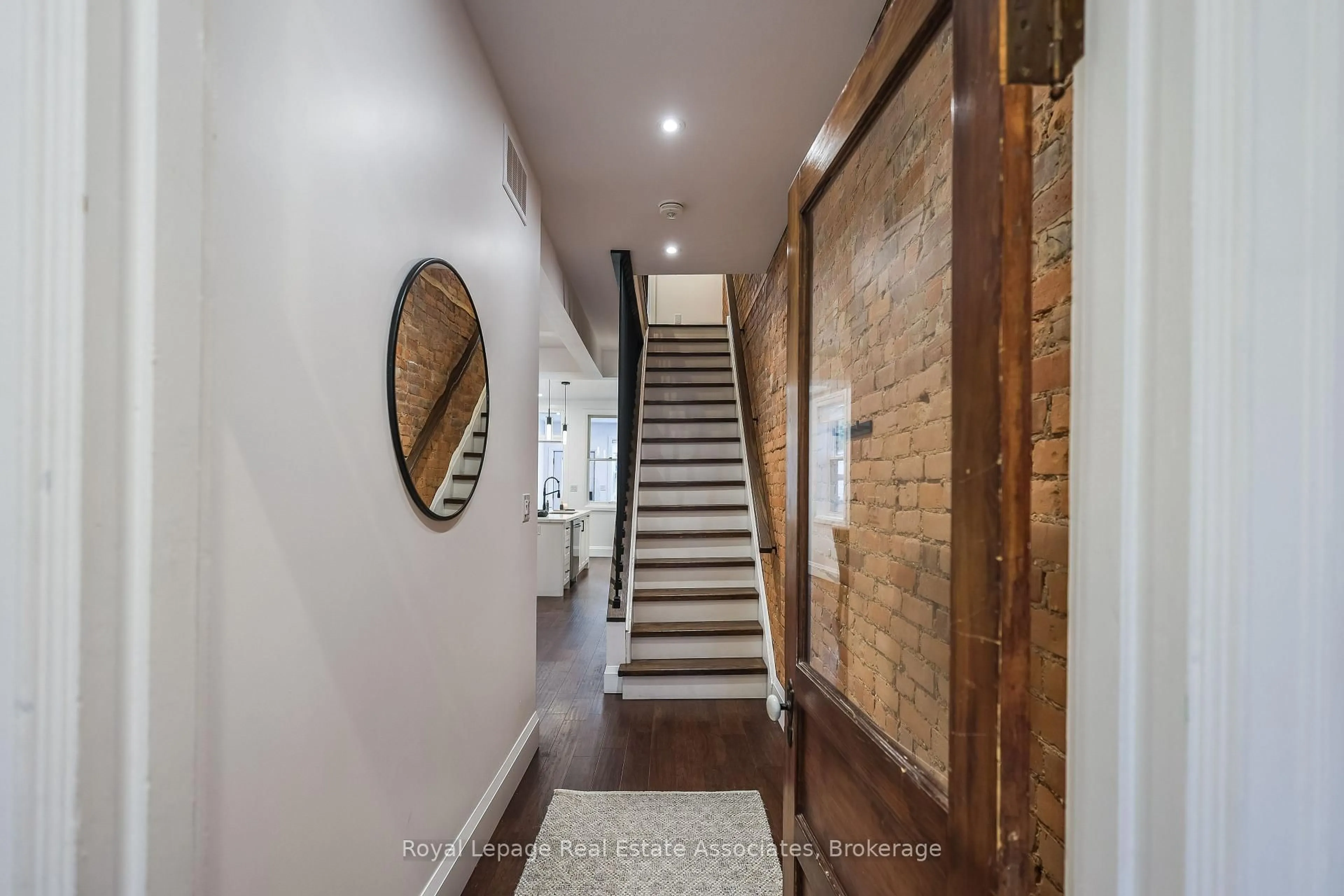 Indoor entryway for 211 John St, Hamilton Ontario L8L 4P4