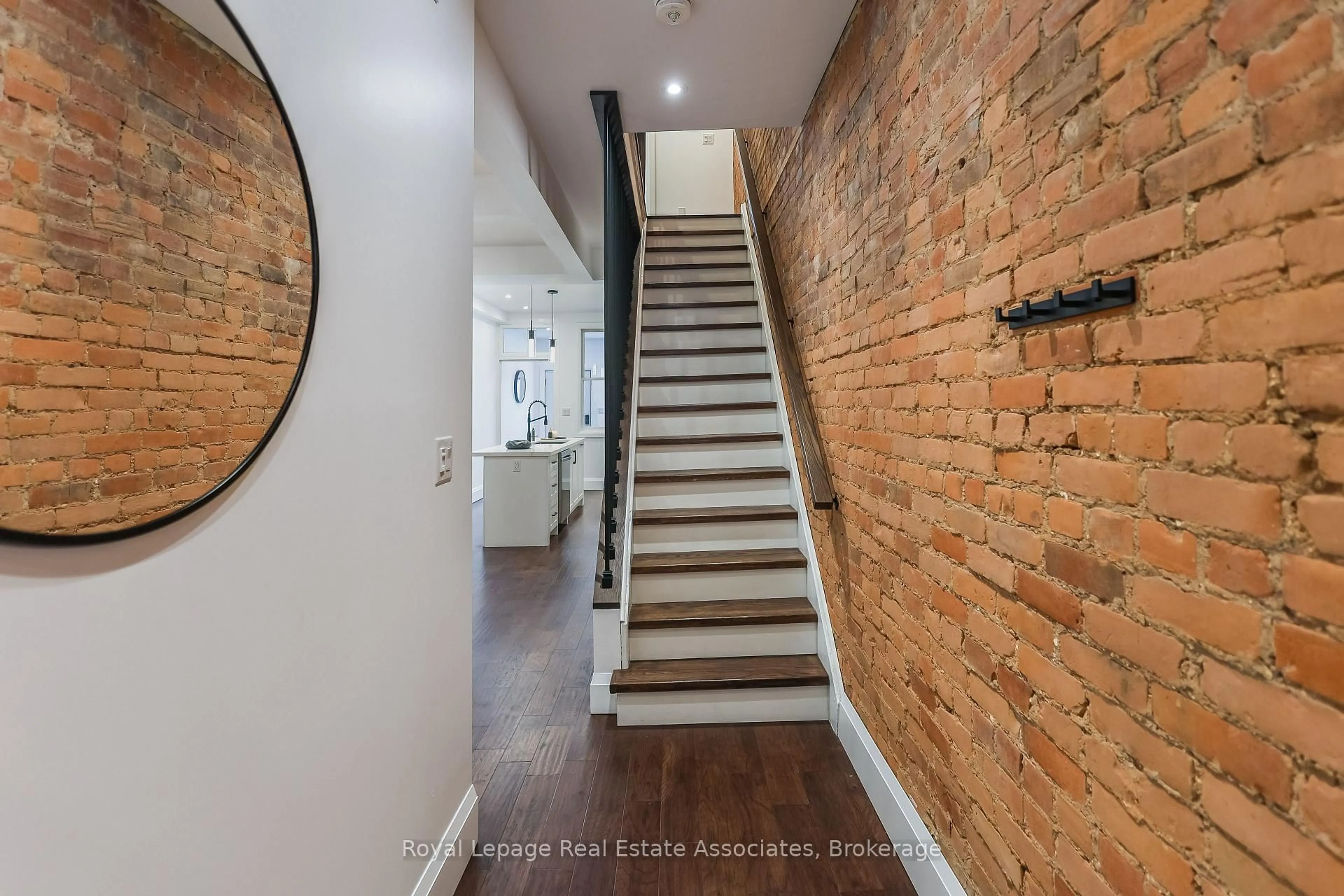 Unknown for 211 John St, Hamilton Ontario L8L 4P4