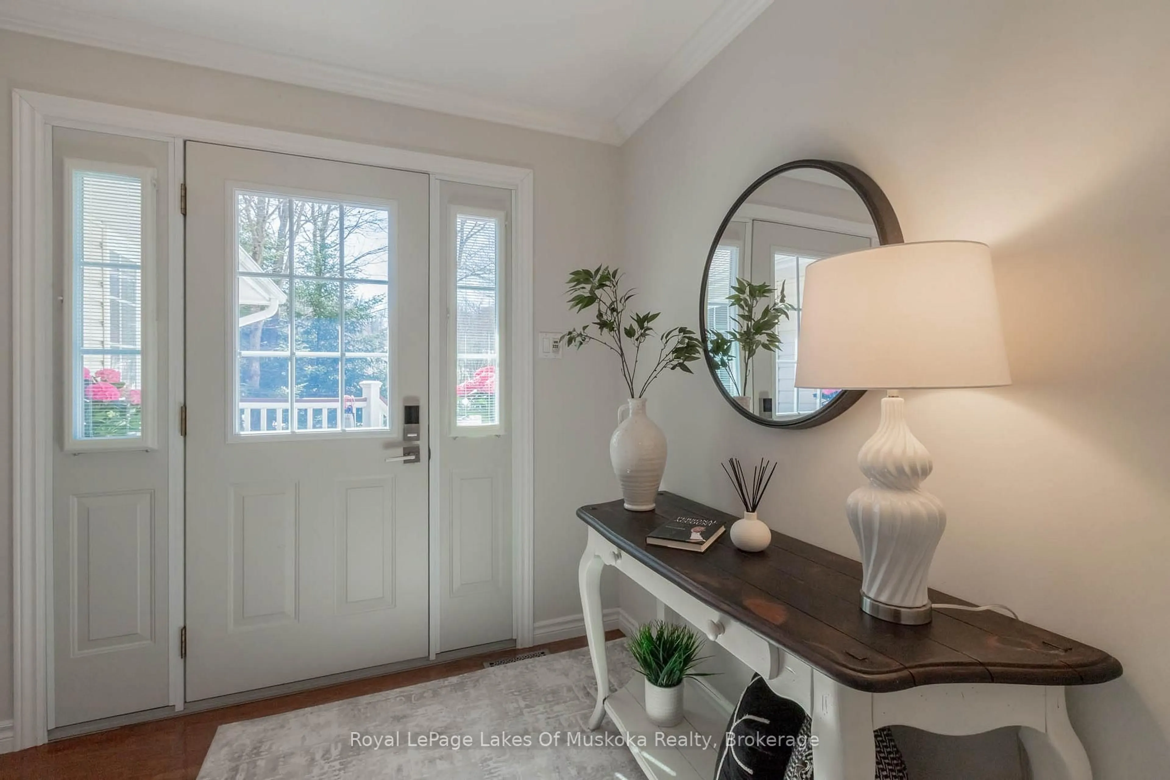 Indoor entryway for 24 BIRCHWOOD Cres, Huntsville Ontario P1H 0A6