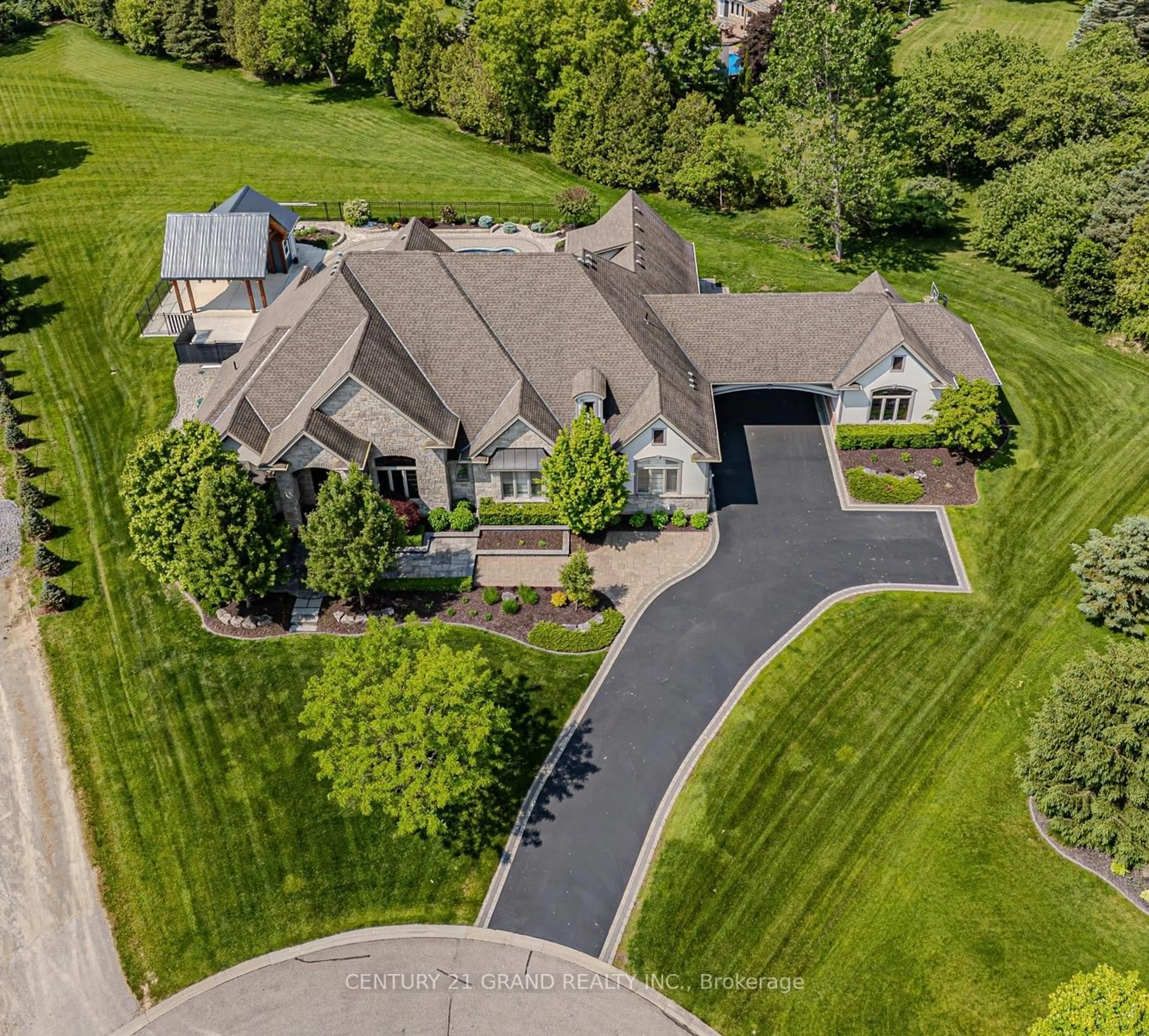 A pic from outside/outdoor area/front of a property/back of a property/a pic from drone, street for 29 Wallace Crt, Brant Ontario N3T 5L7