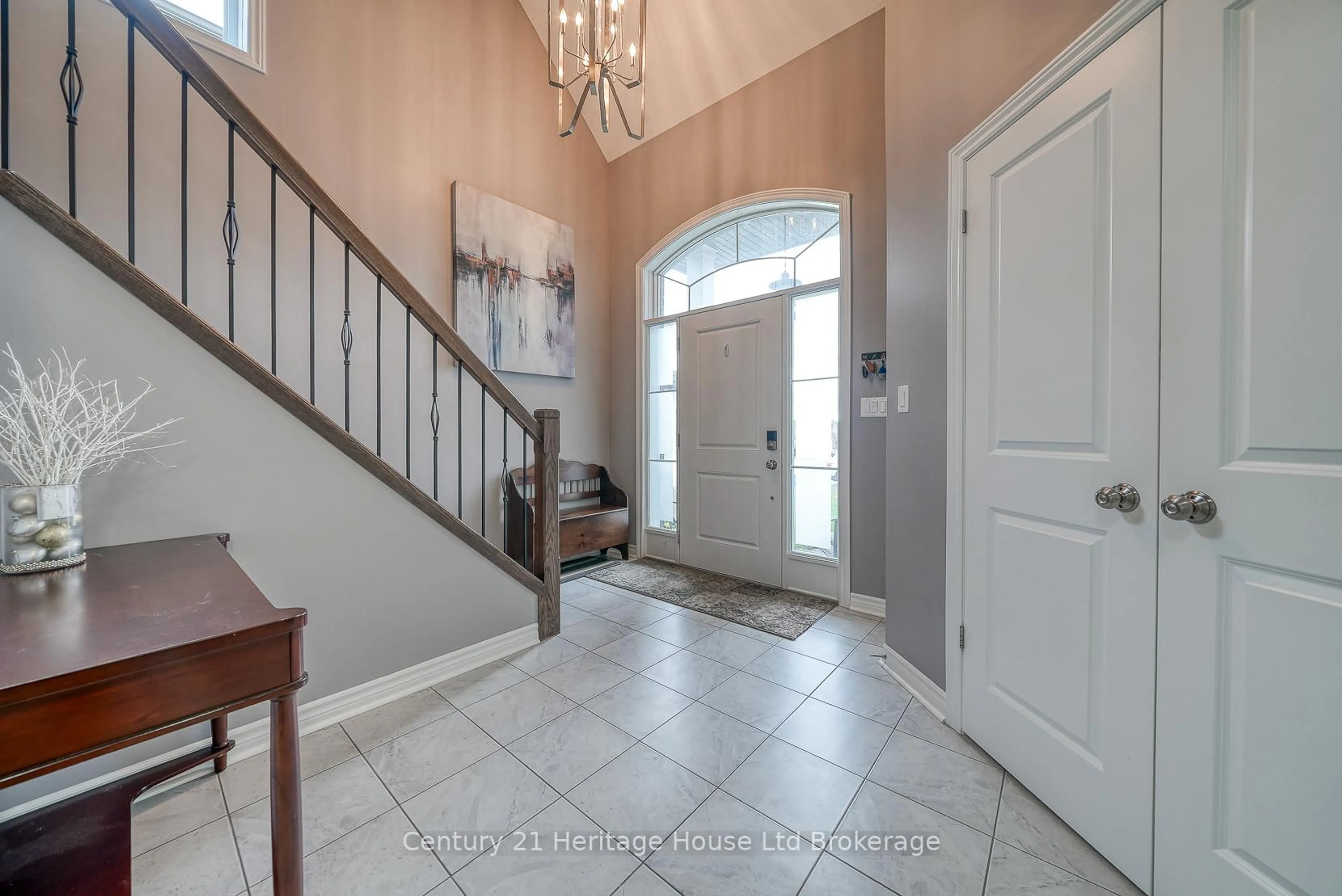 Indoor entryway for 76 Pearl St, Tillsonburg Ontario N4G 0A3
