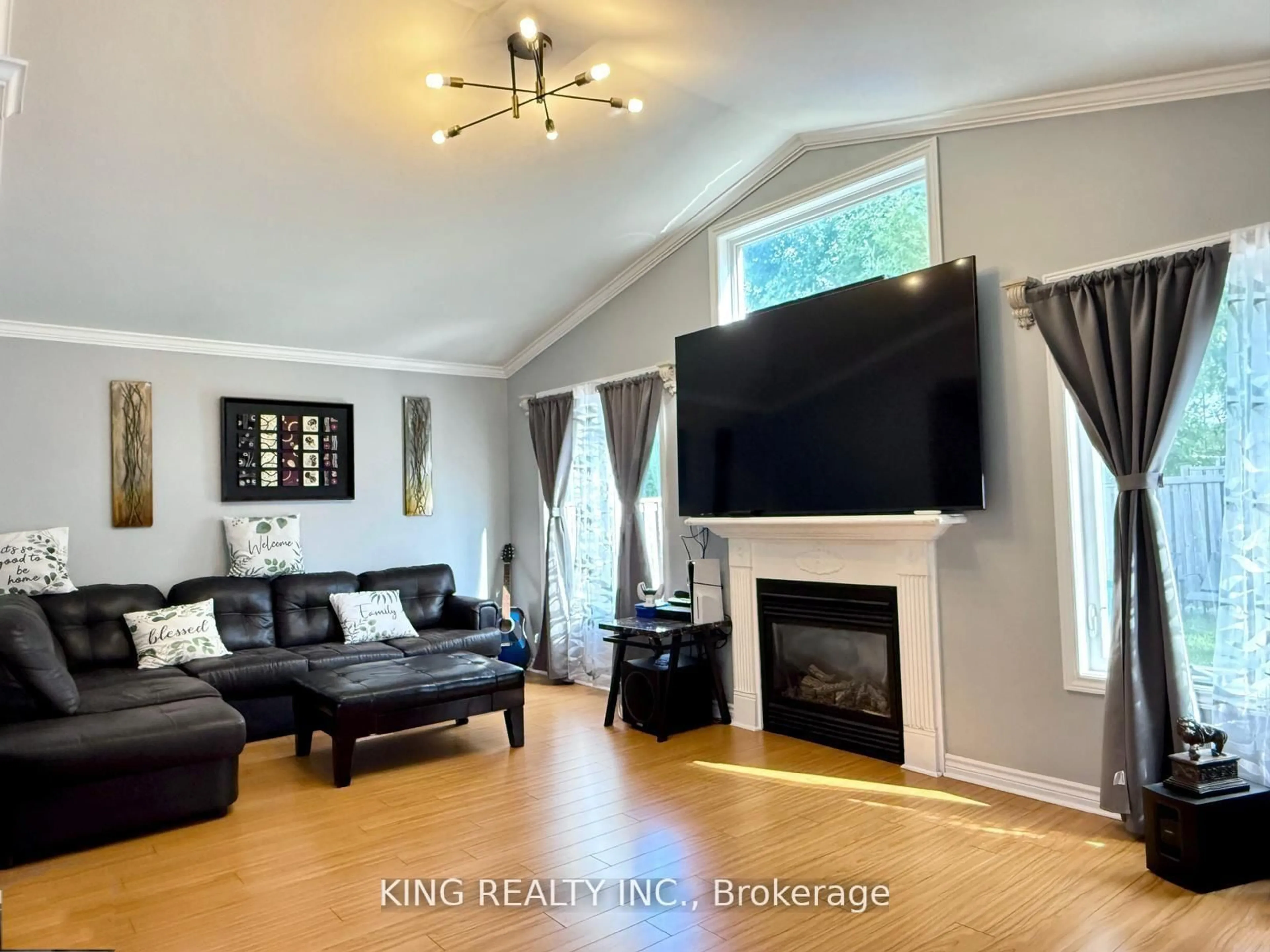 Living room with furniture, wood/laminate floor for 196 CRIMSON Cres, London East Ontario N5W 6G1