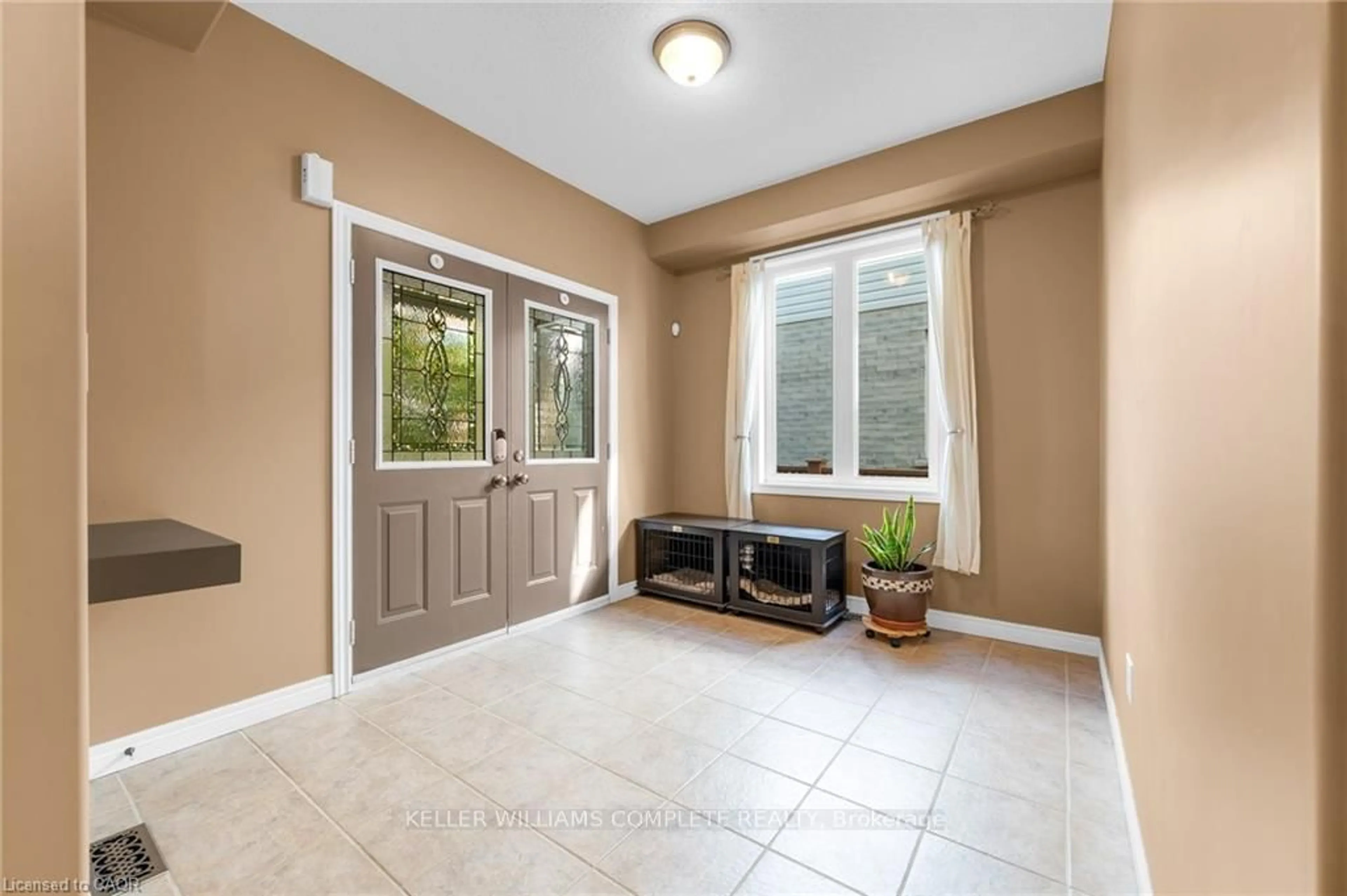 Indoor entryway for 114 ARMOUR Cres, Hamilton Ontario L9K 1R9