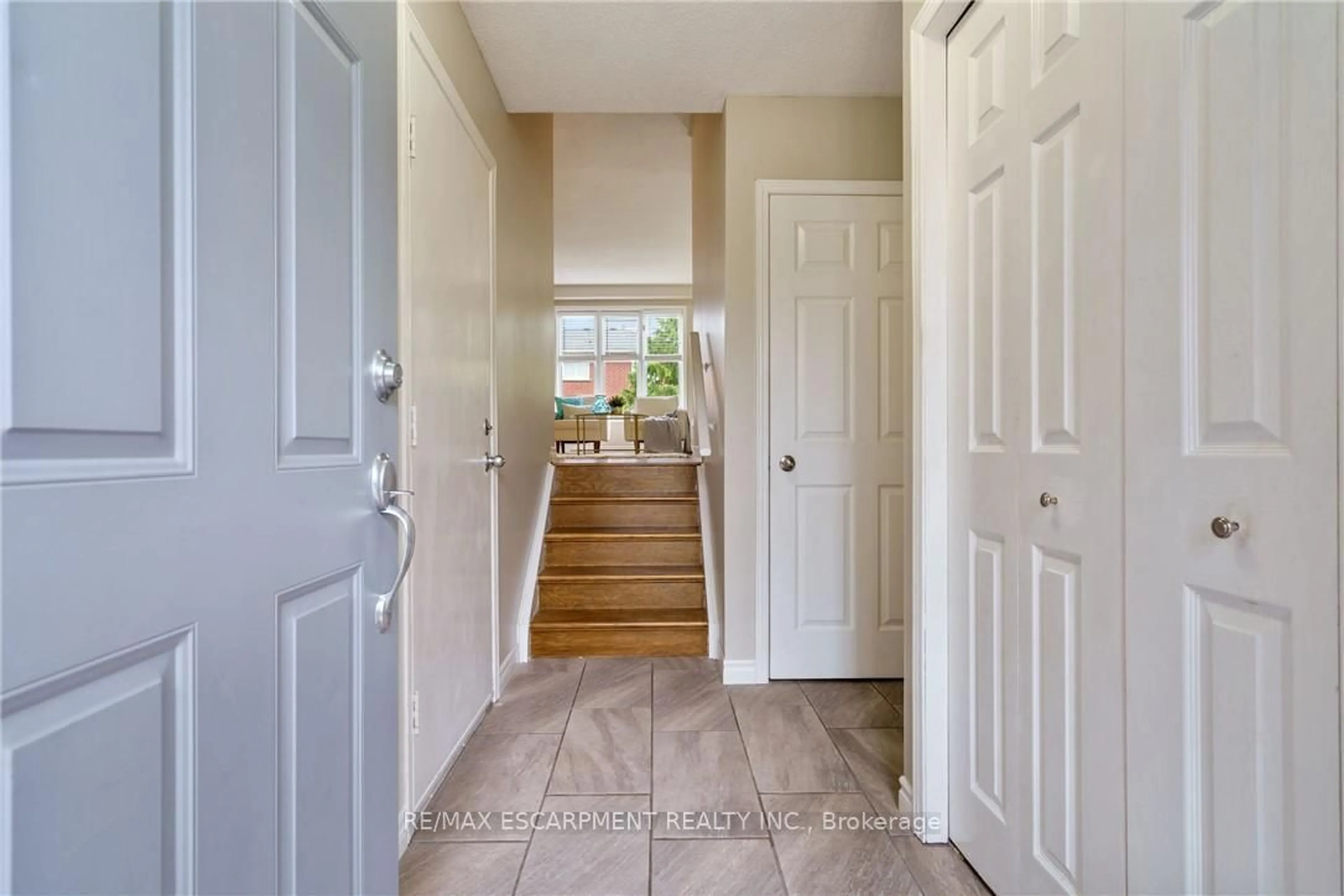 Indoor entryway for 85 Chelsea Cres, Hamilton Ontario L8E 5R8