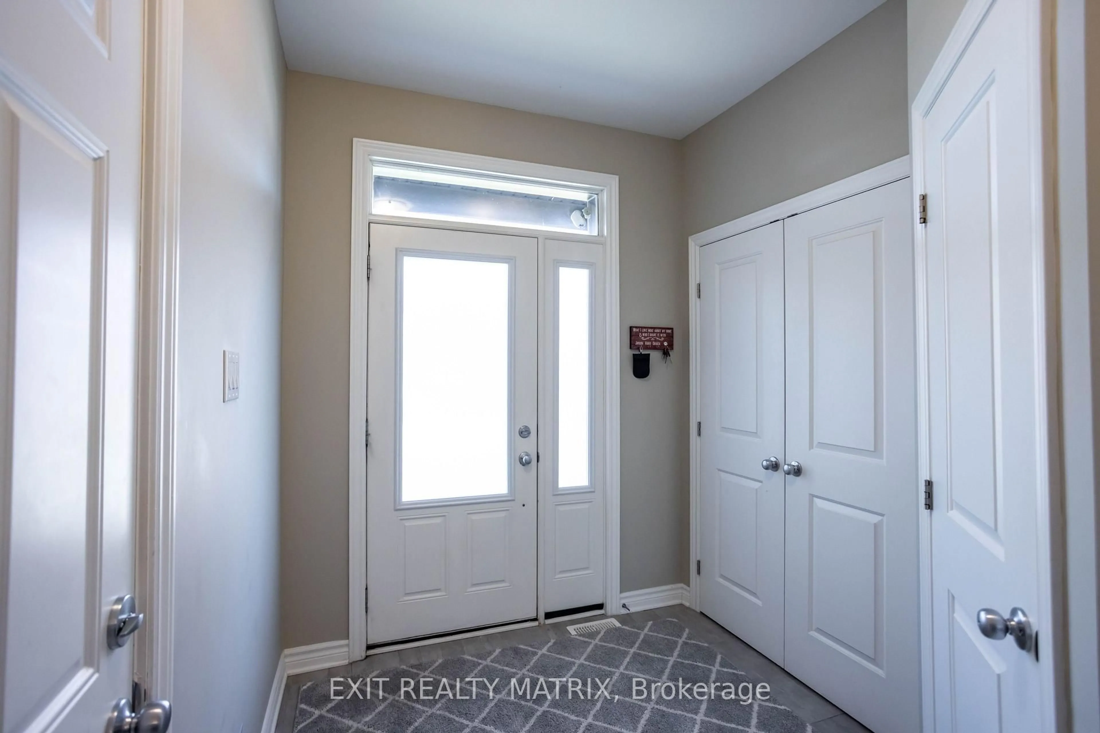 Indoor entryway for 573 Strasbourg St, Russell Ontario K0A 1W0