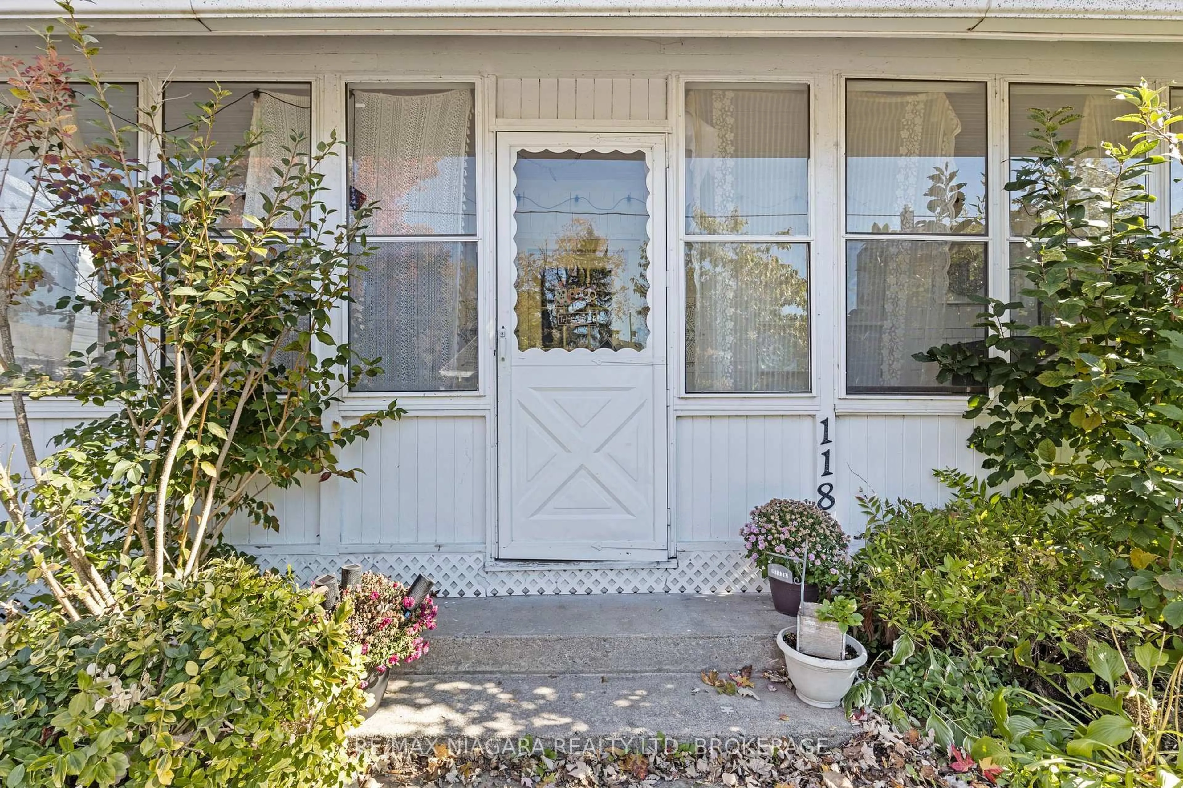 Indoor entryway for 118 Lincoln Rd, Fort Erie Ontario L0S 1B0