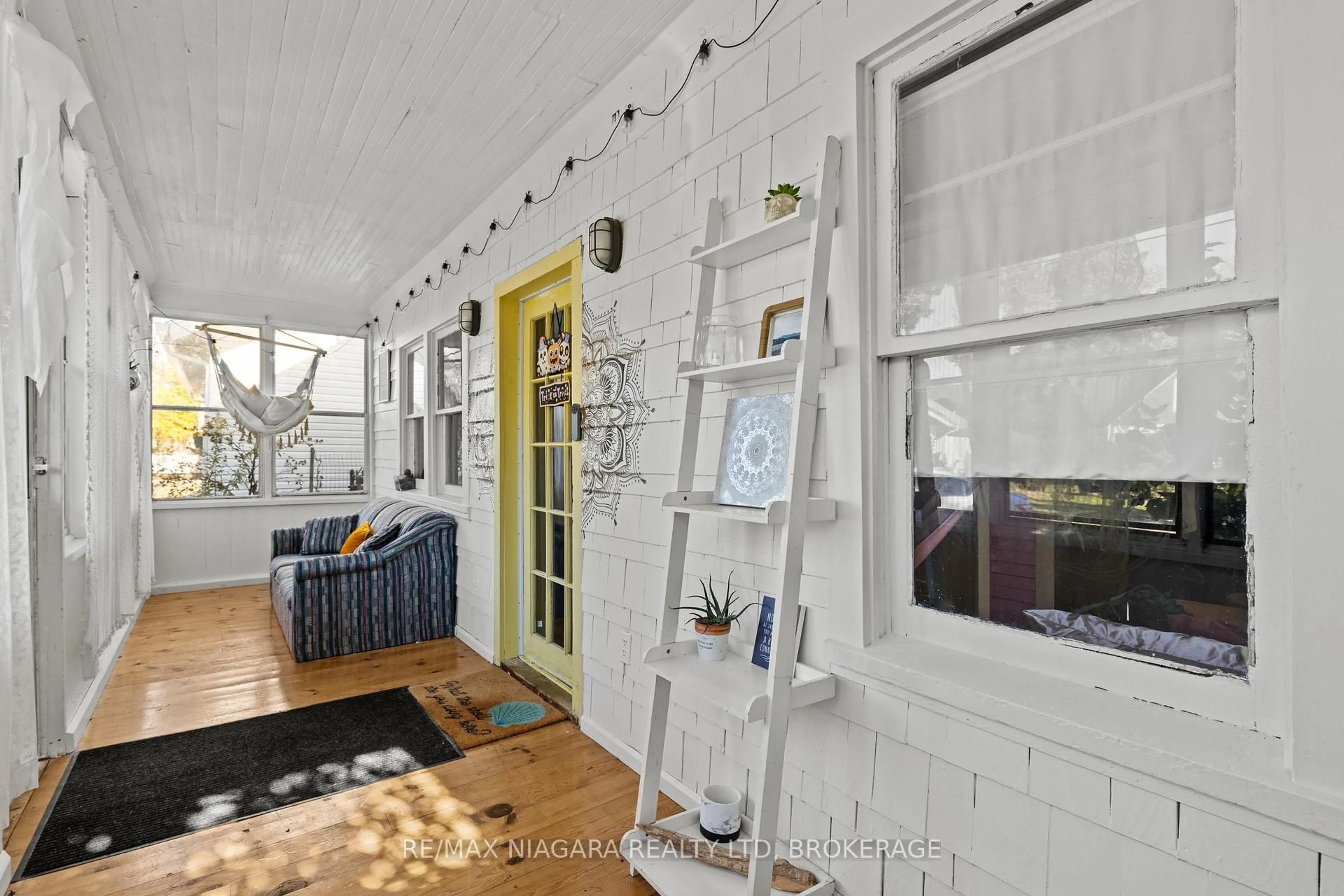 Indoor entryway for 118 Lincoln Rd, Fort Erie Ontario L0S 1B0