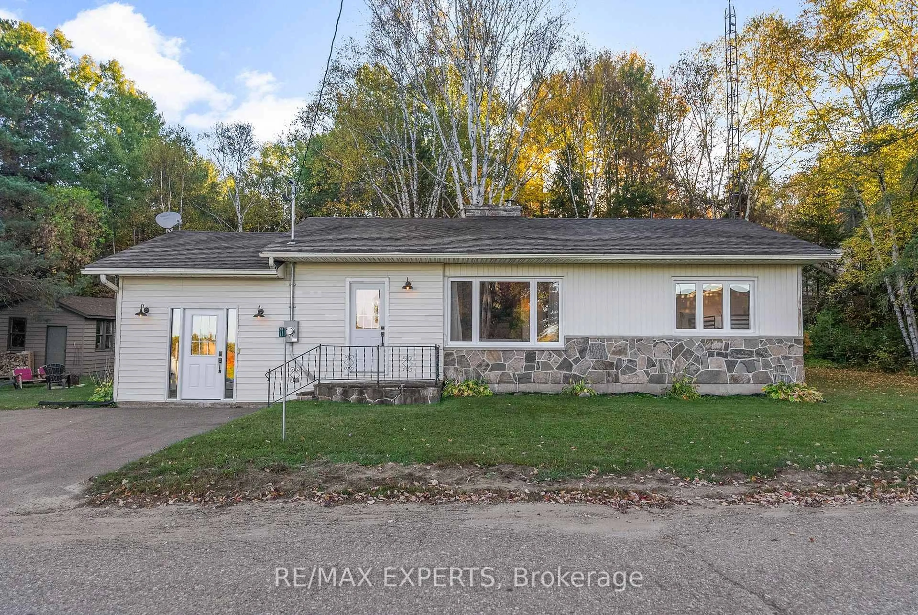 Home with vinyl exterior material, street for 77 Post St, South Algonquin Ontario K0J 2M0