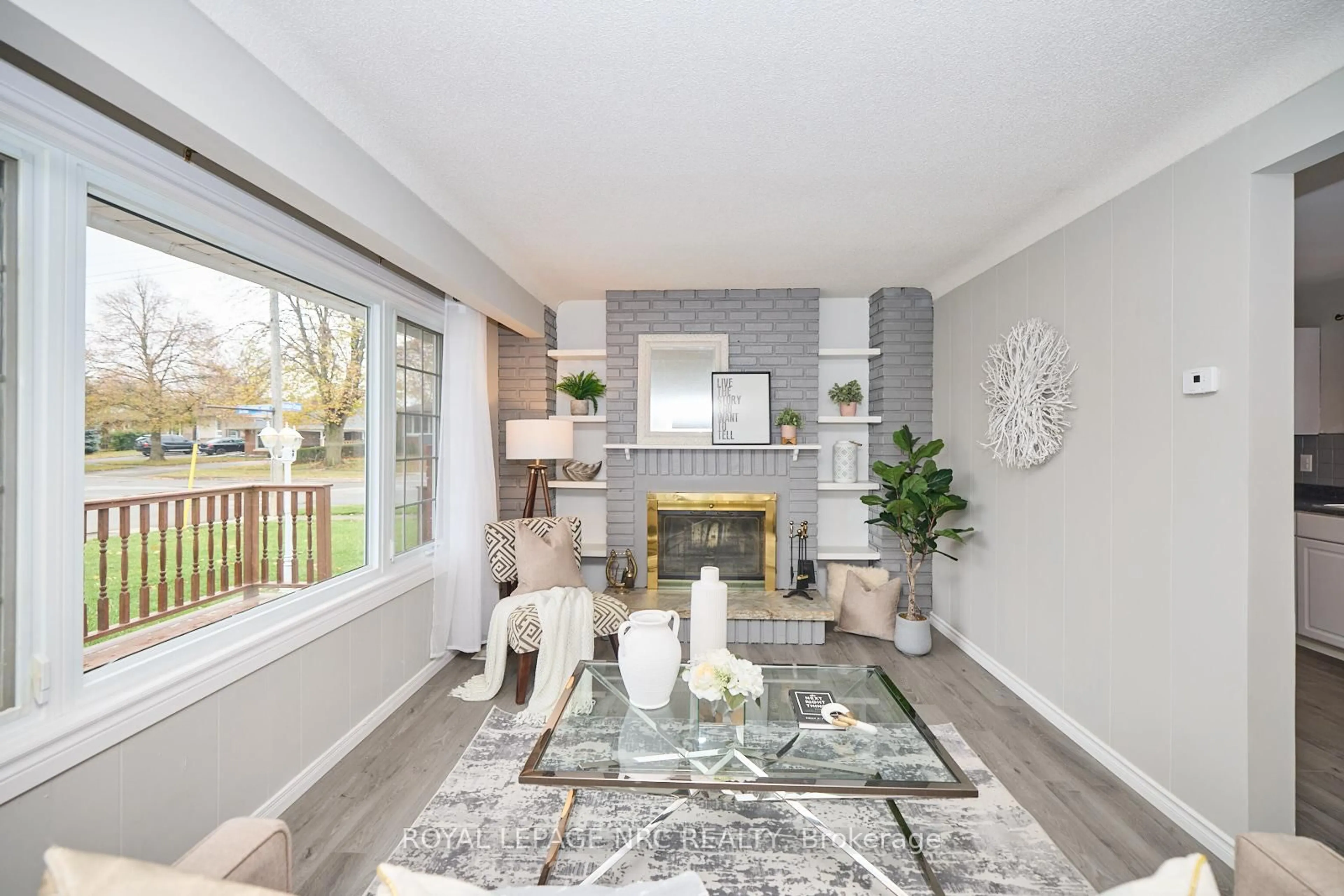 Living room with furniture, wood/laminate floor for 7405 Susan Cres, Niagara Falls Ontario L2G 3H5