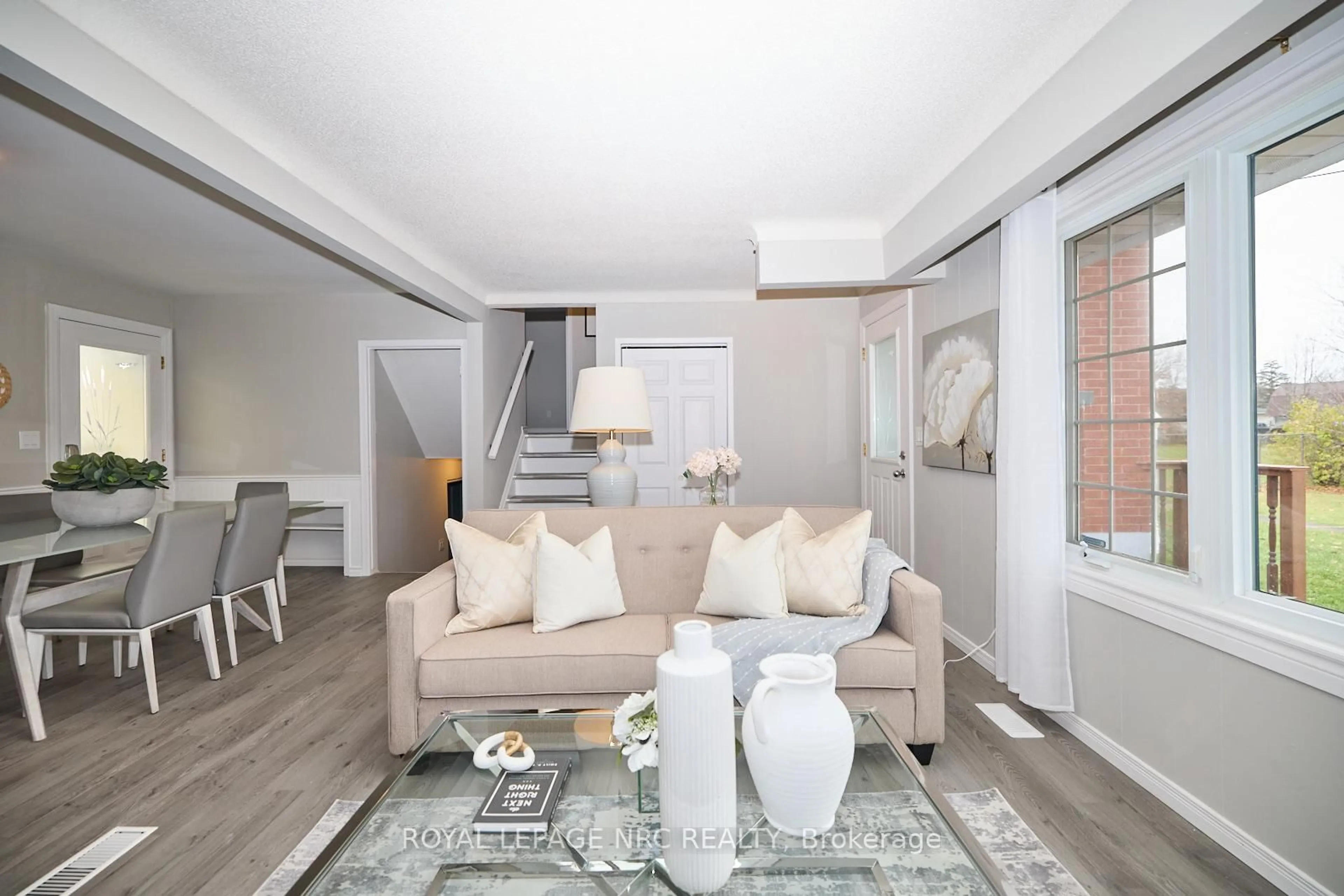 Living room with furniture, unknown for 7405 Susan Cres, Niagara Falls Ontario L2G 3H5