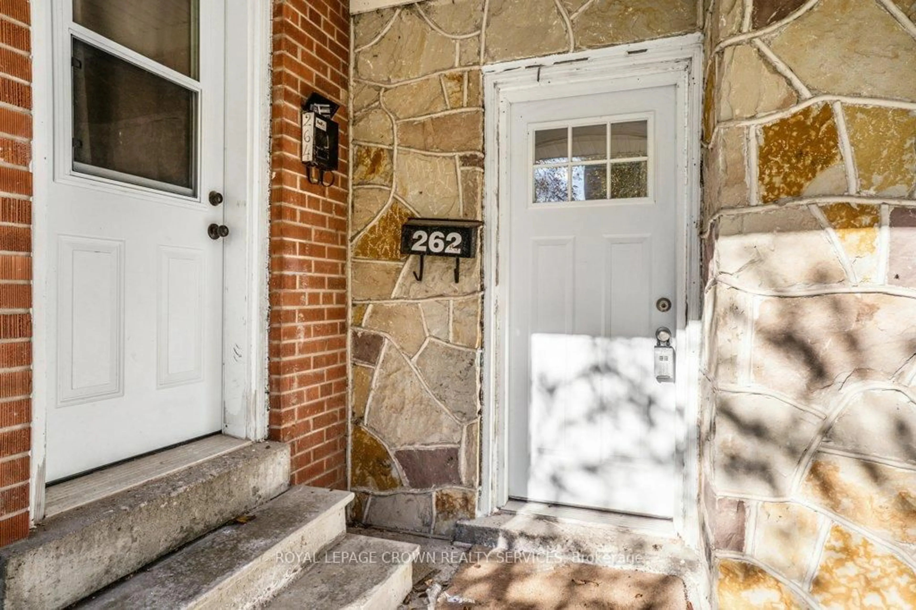 Indoor entryway for 262 Westcourt Pl, Waterloo Ontario N2L 2R7