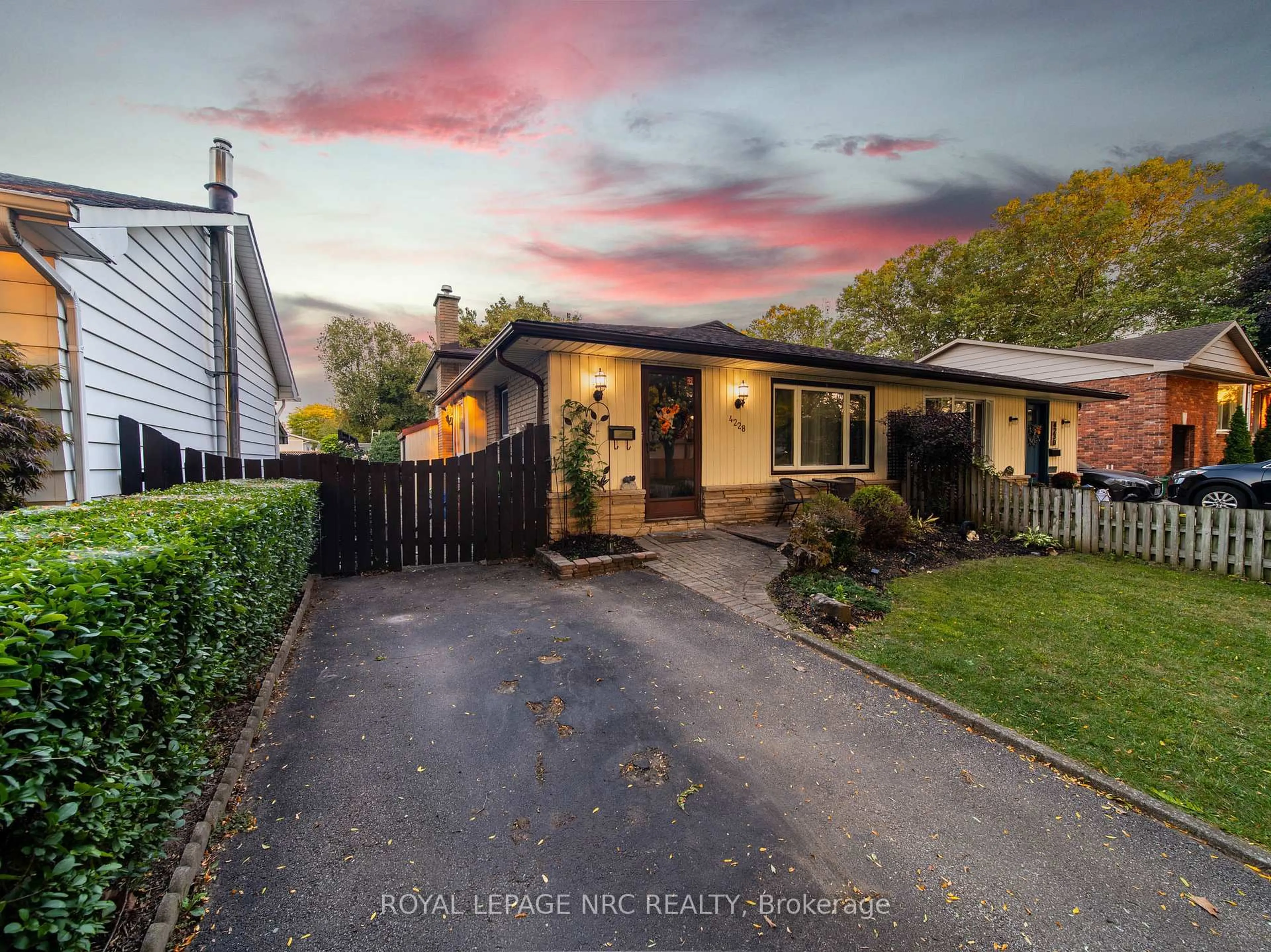 A pic from outside/outdoor area/front of a property/back of a property/a pic from drone, street for 4228 York Dr, Niagara Falls Ontario L2E 6Y4